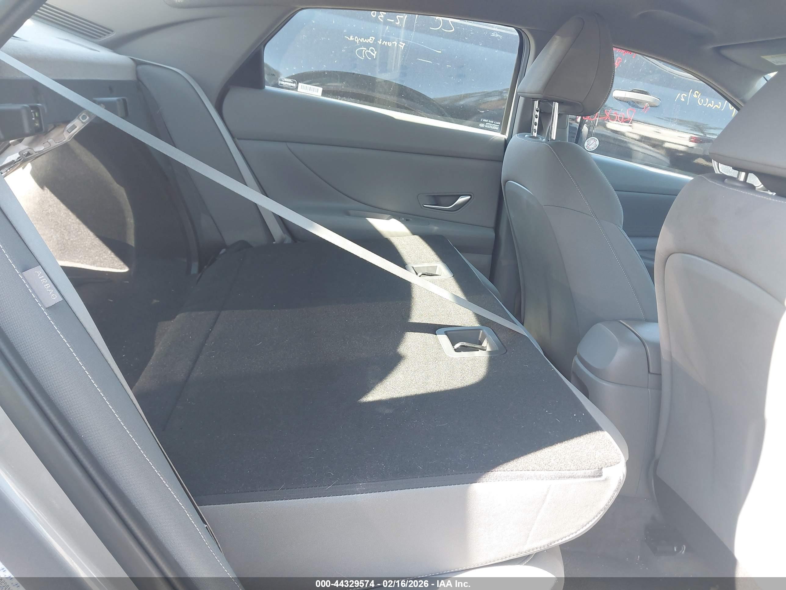 HYUNDAI ELANTRA image 8