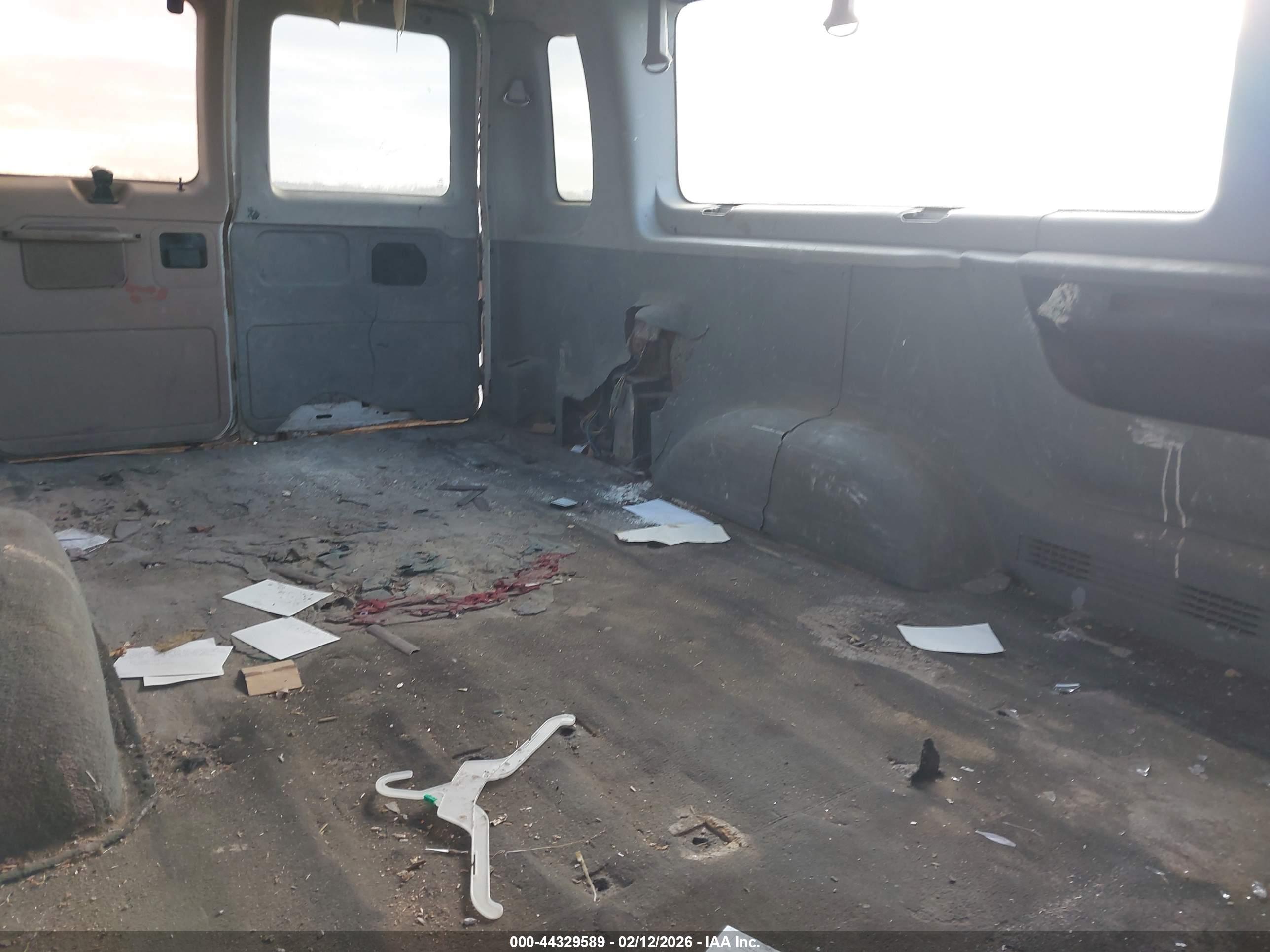 FORD E-350 image 8