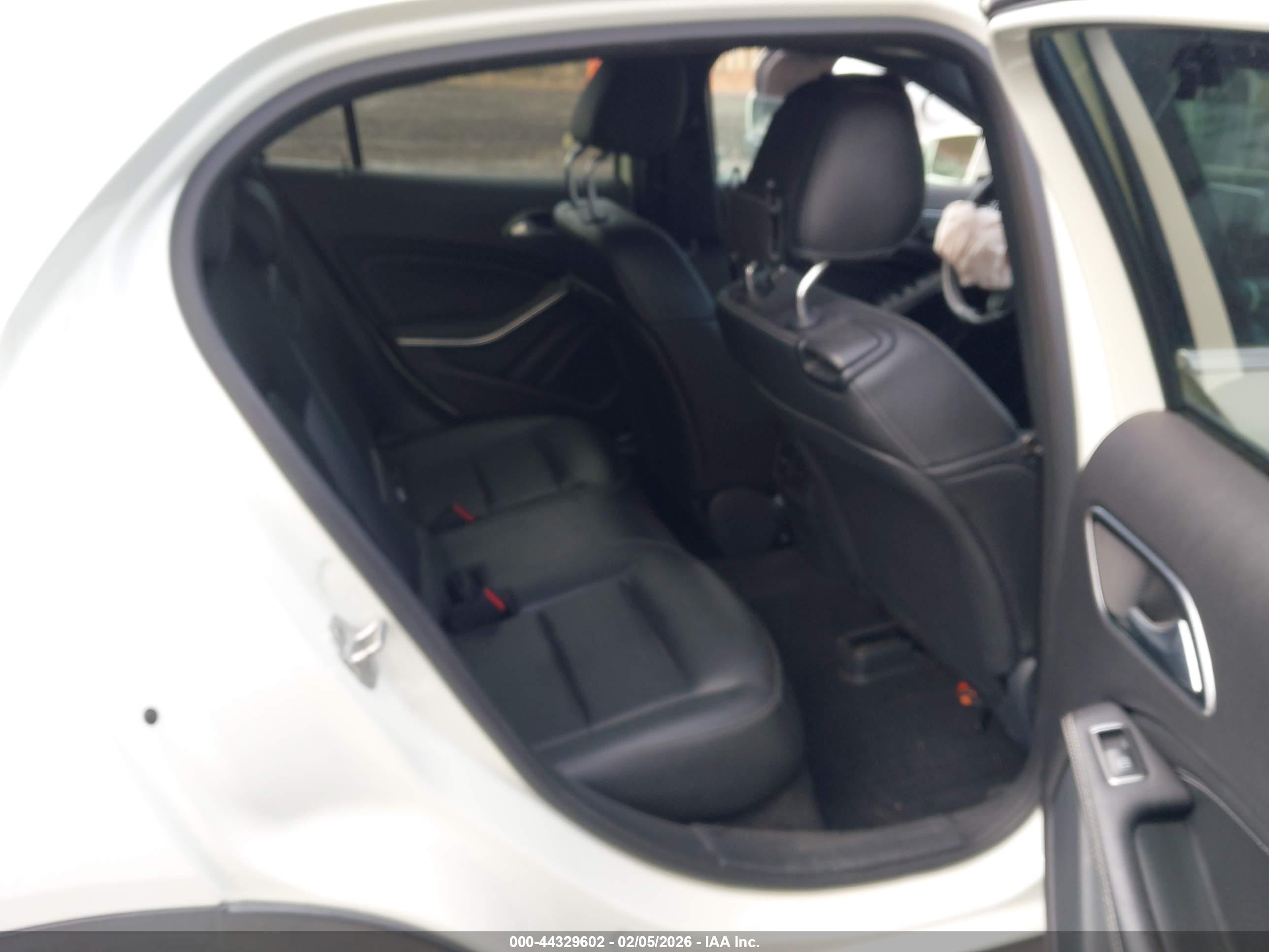 MERCEDES-BENZ GLA image 8
