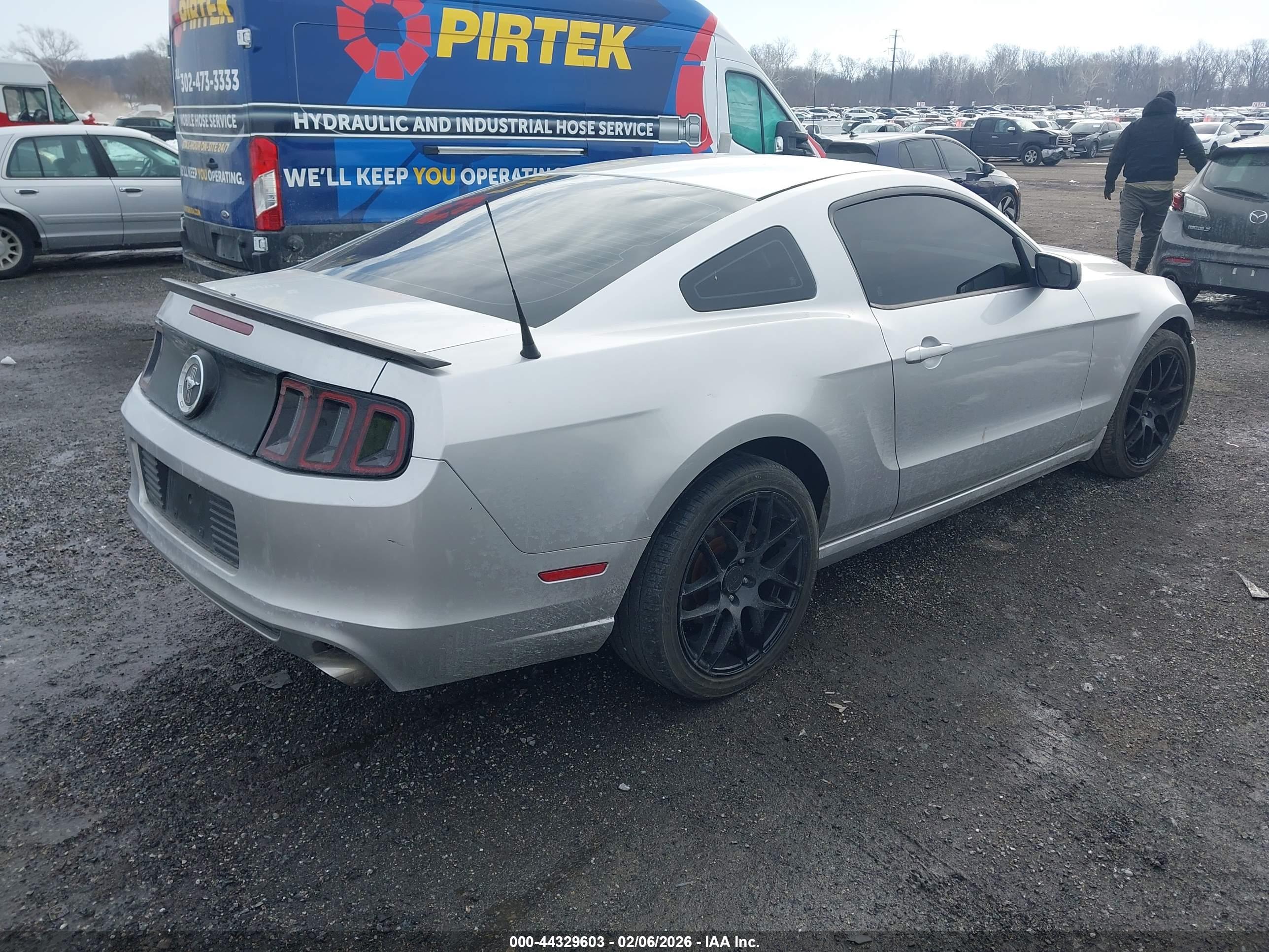 FORD MUSTANG image 4