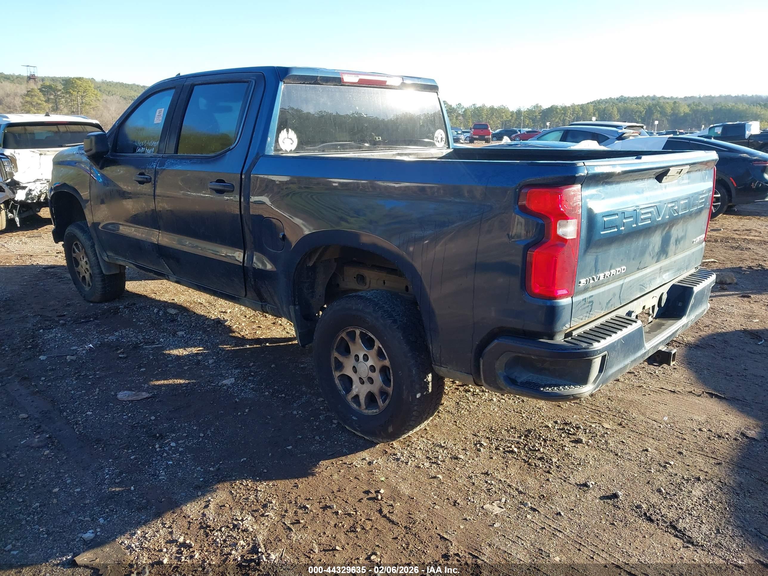 CHEVROLET SILVERADO image 3