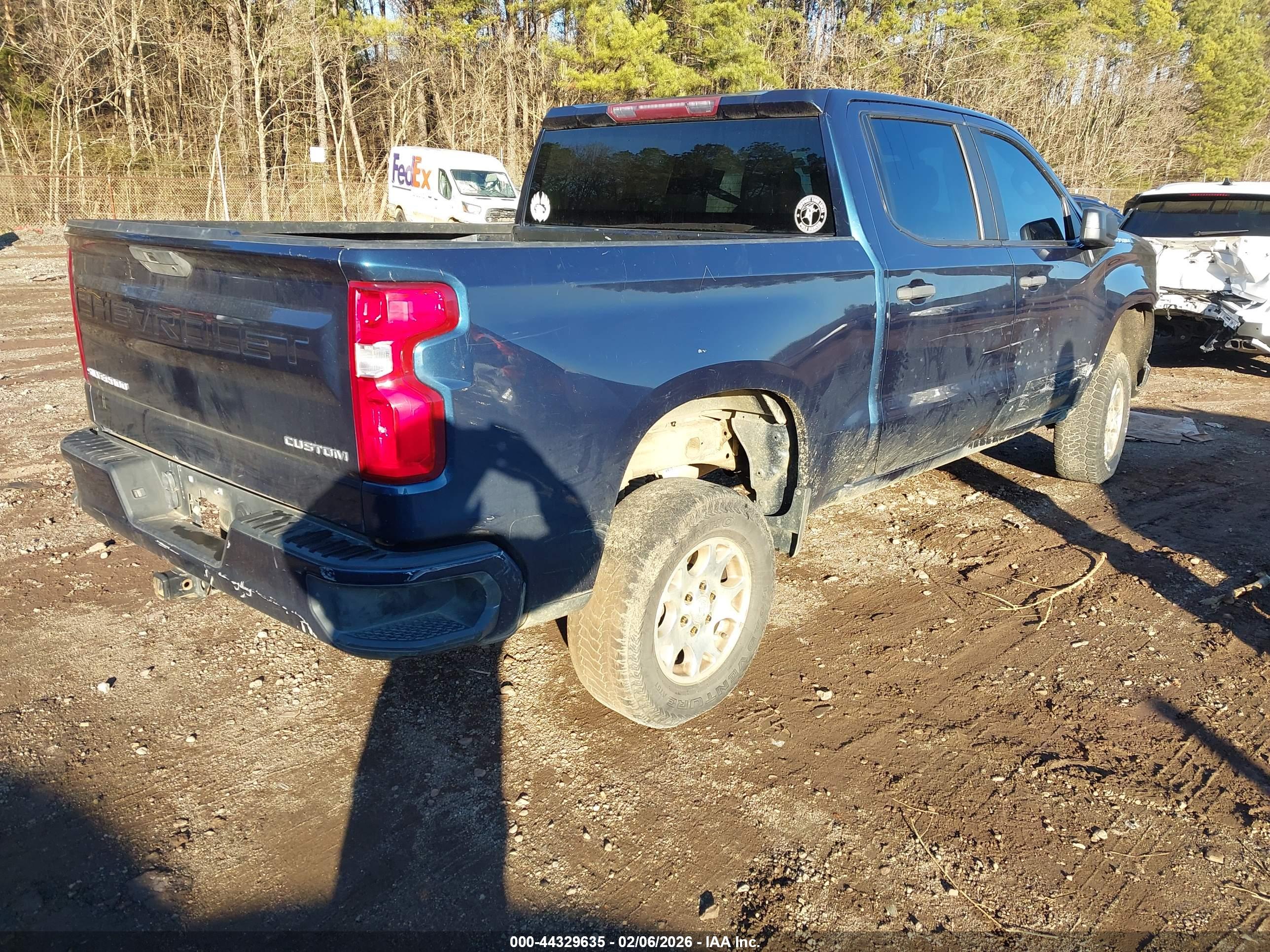 CHEVROLET SILVERADO image 4