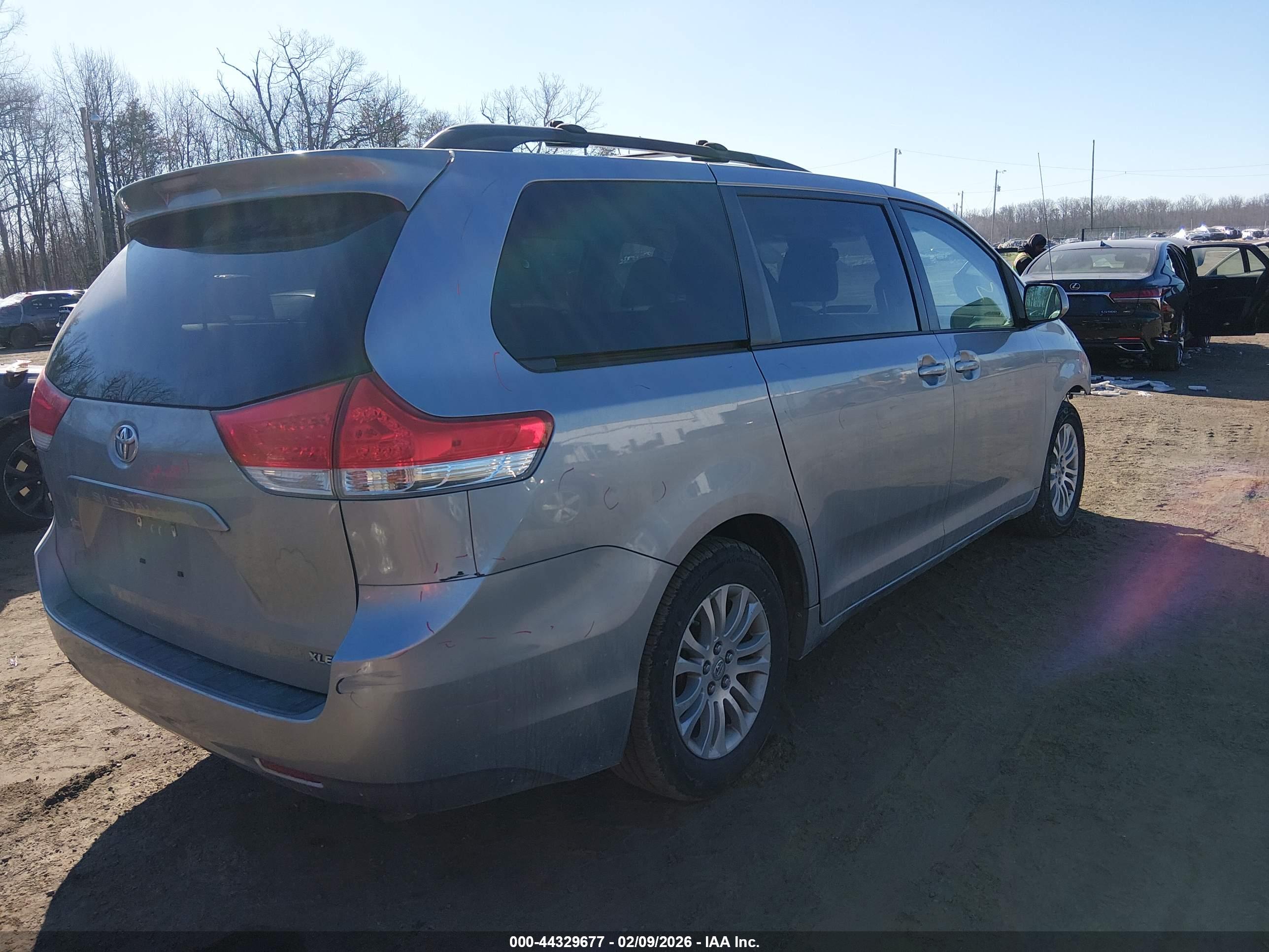 TOYOTA SIENNA image 4