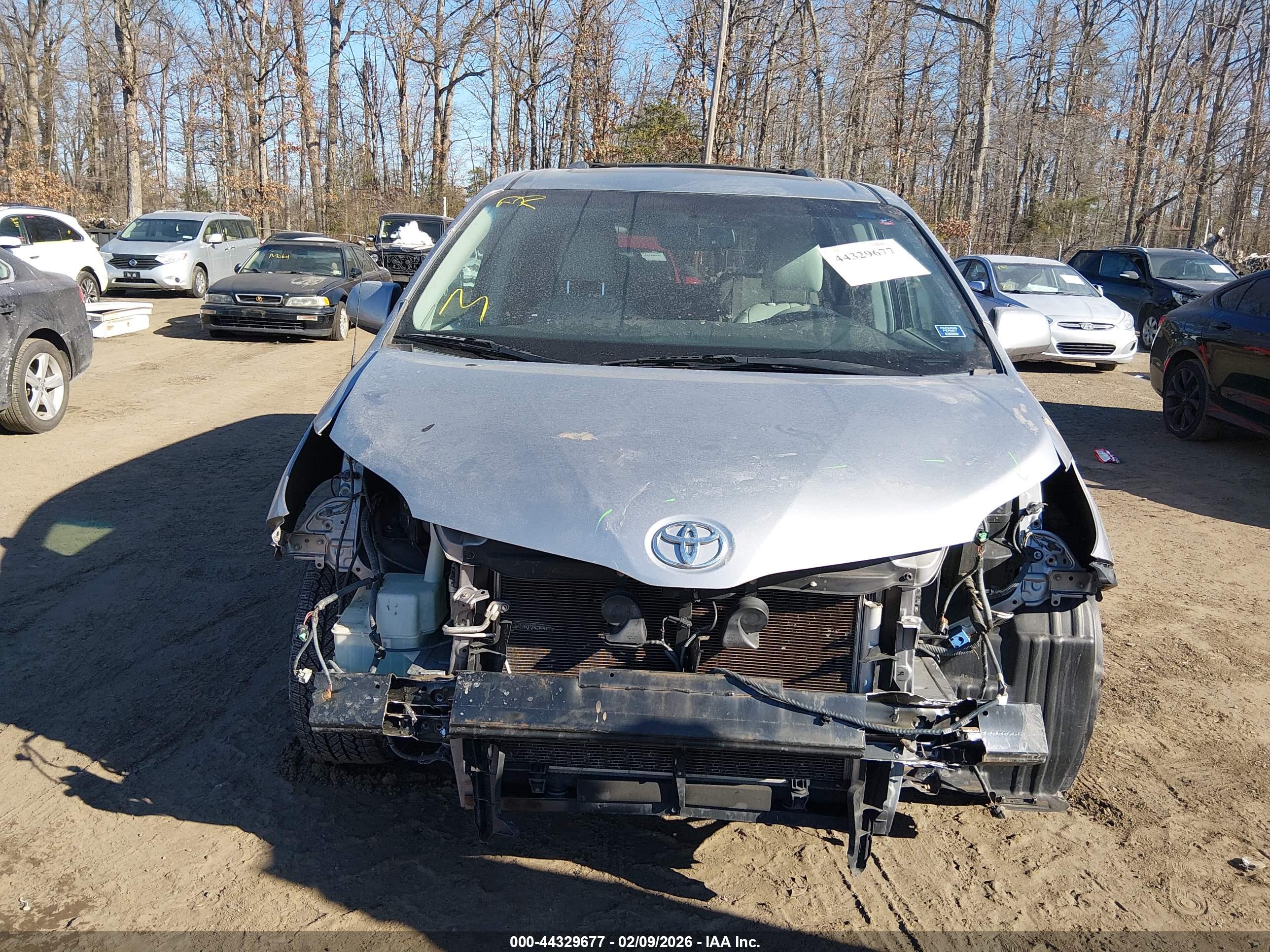 TOYOTA SIENNA image 6