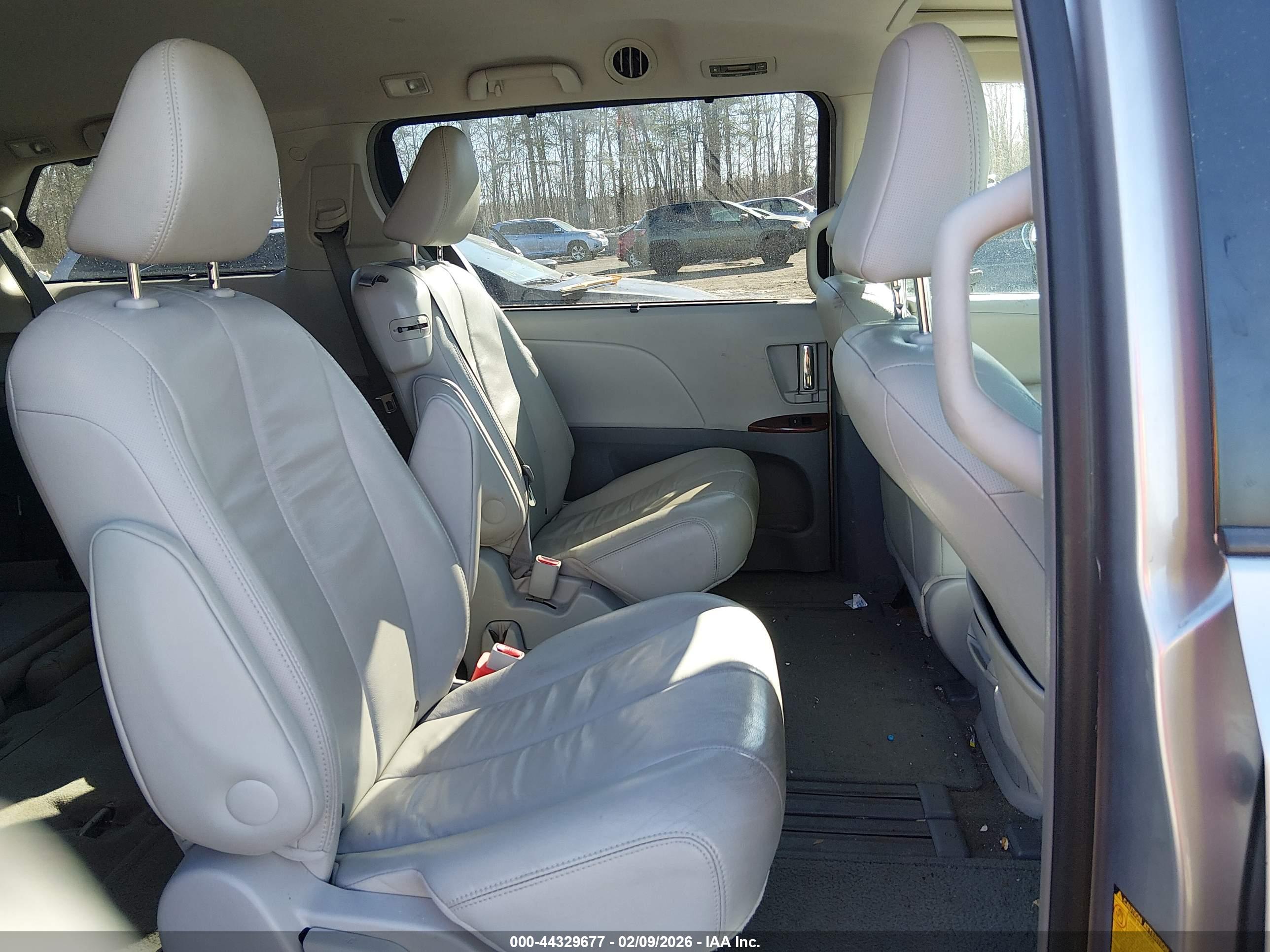 TOYOTA SIENNA image 8