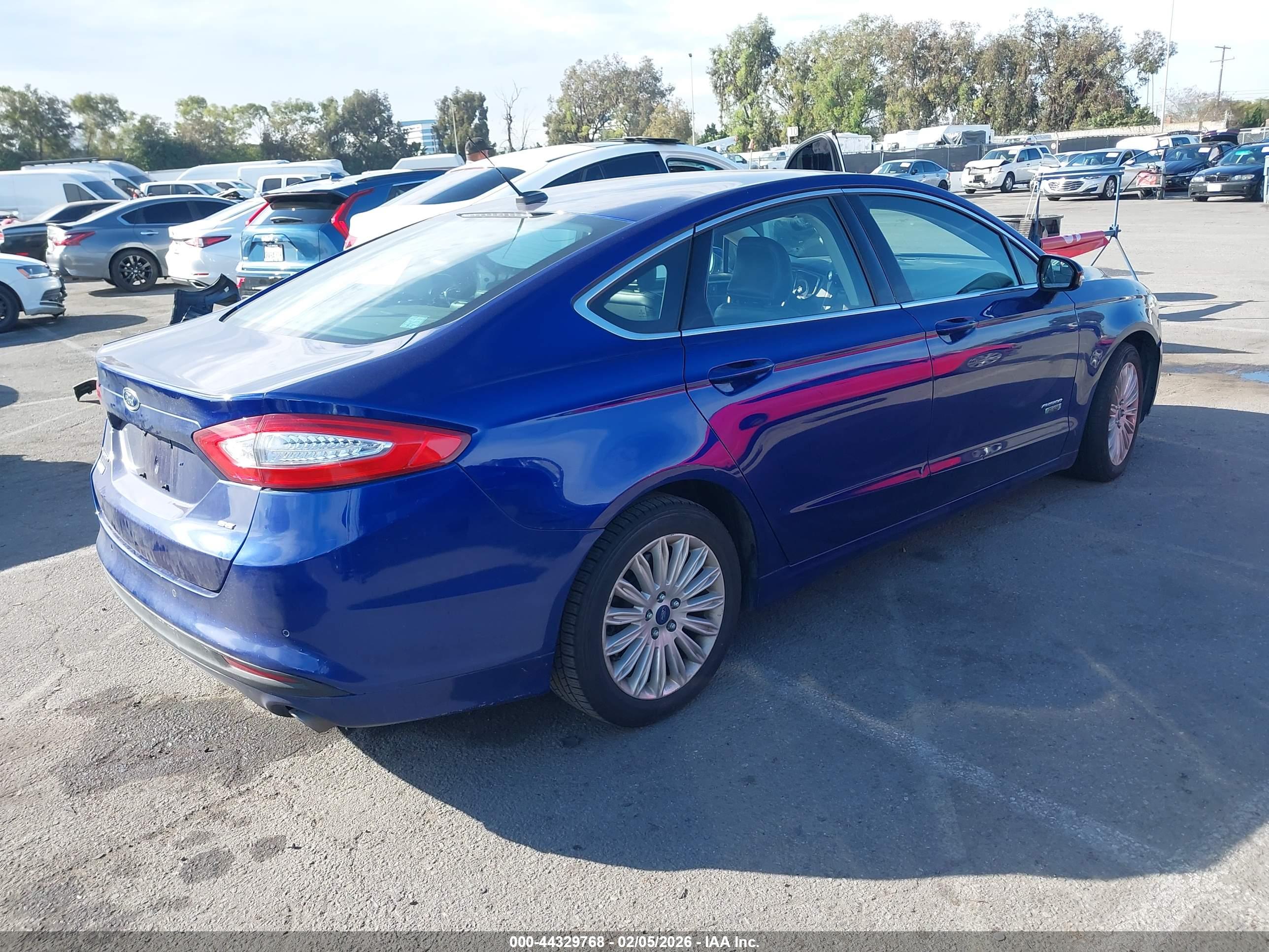 FORD FUSION image 4