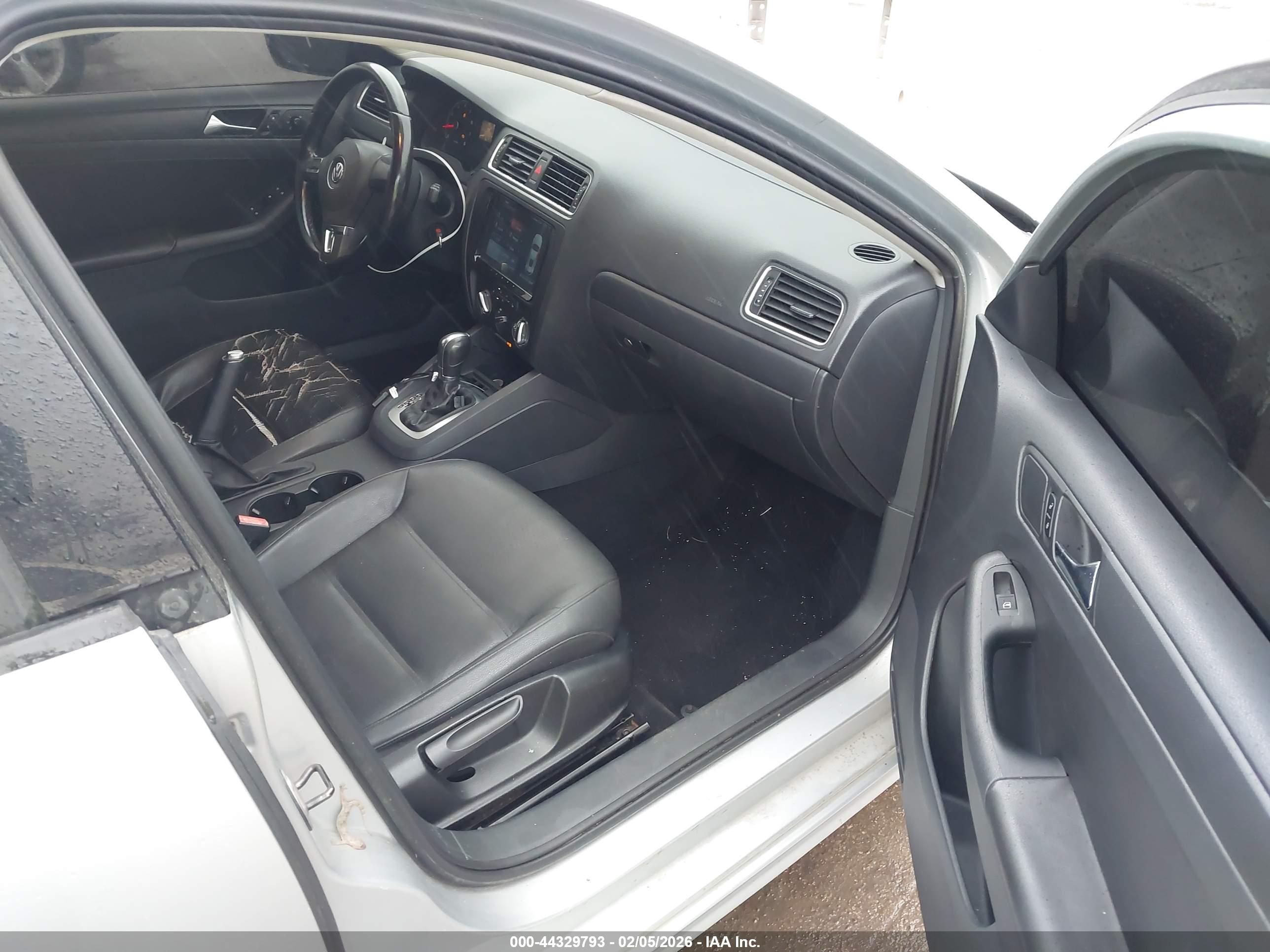 VOLKSWAGEN JETTA image 5