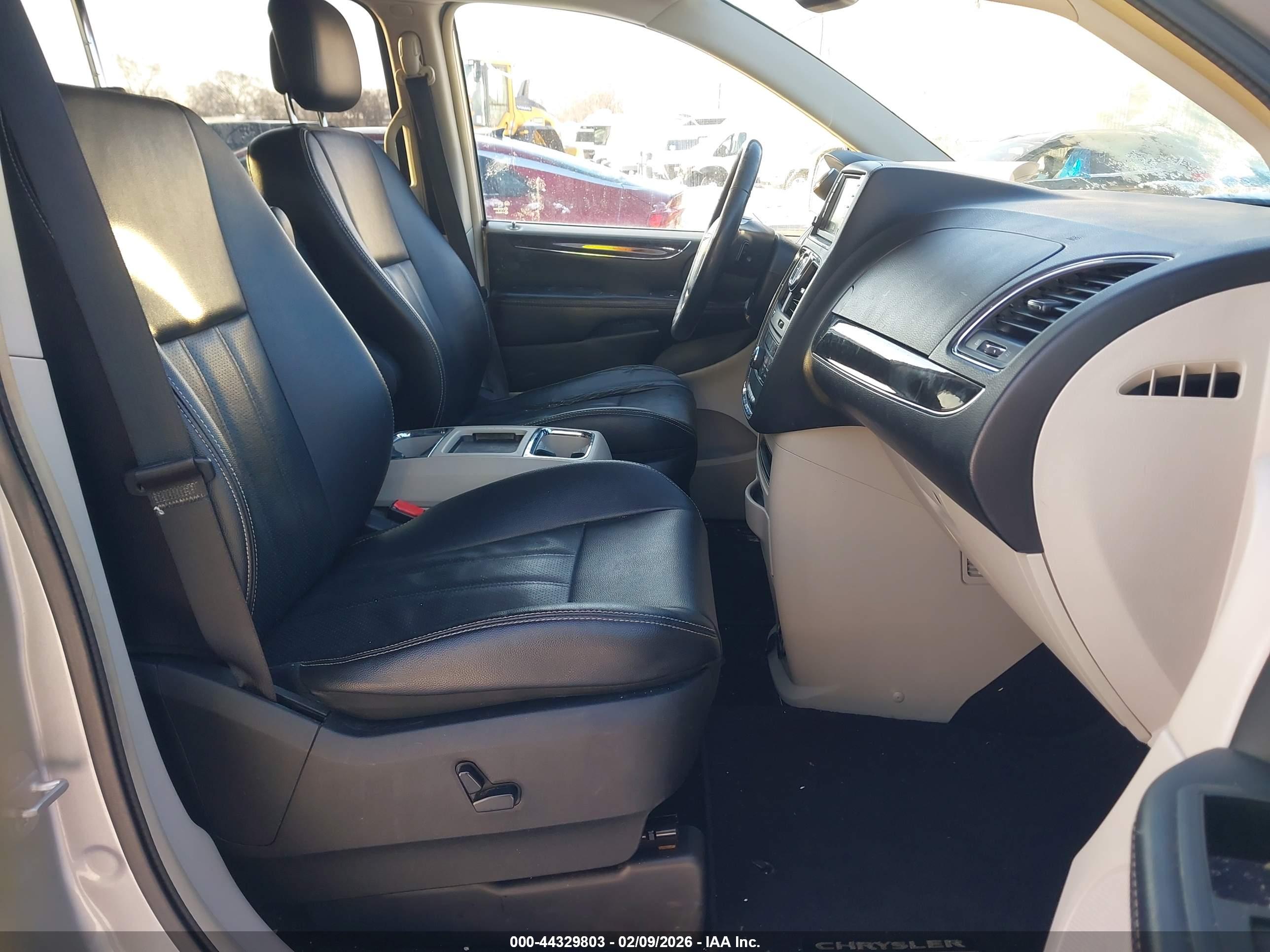 CHRYSLER TOWN image 5