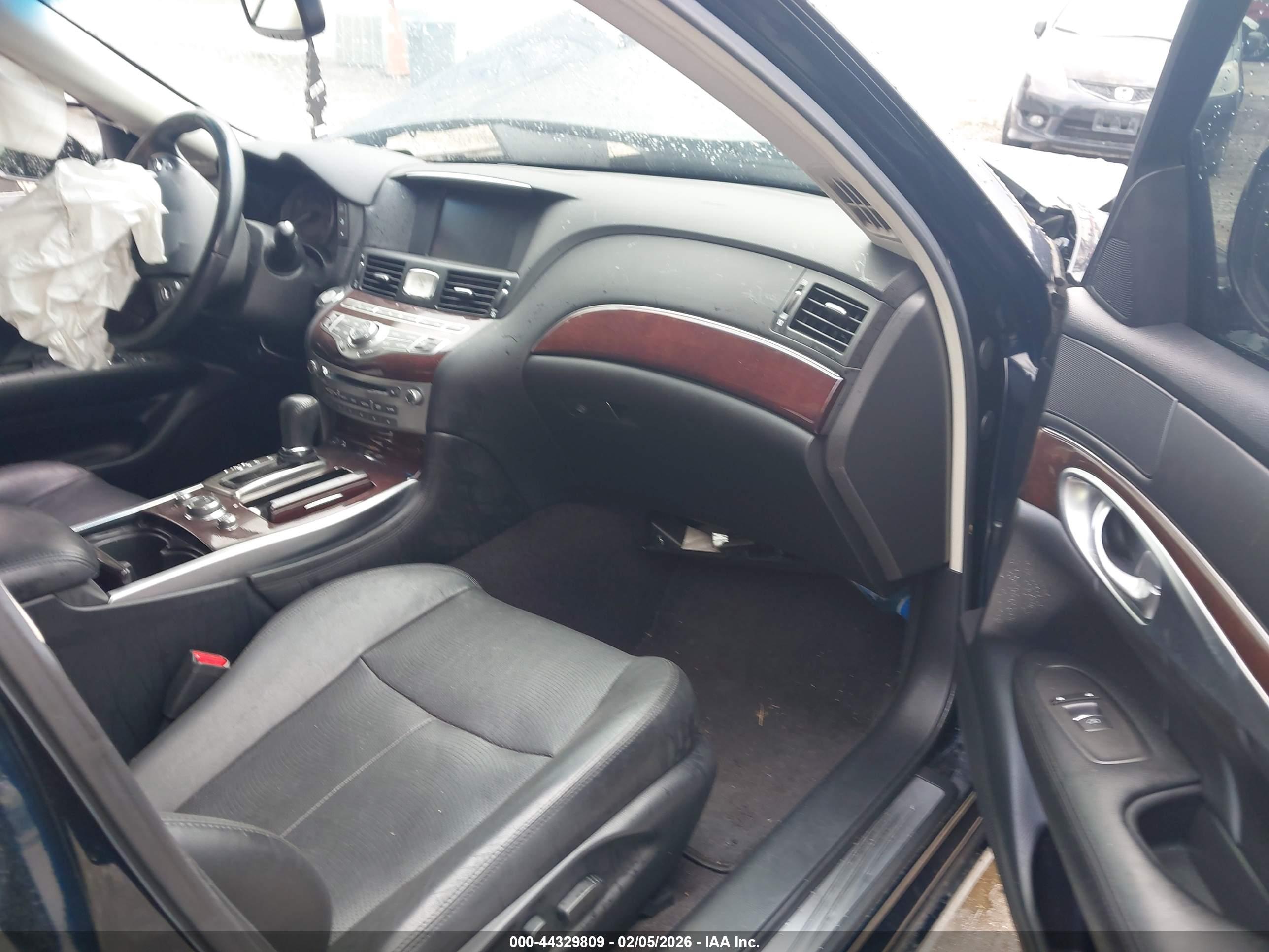 INFINITI Q70L image 5