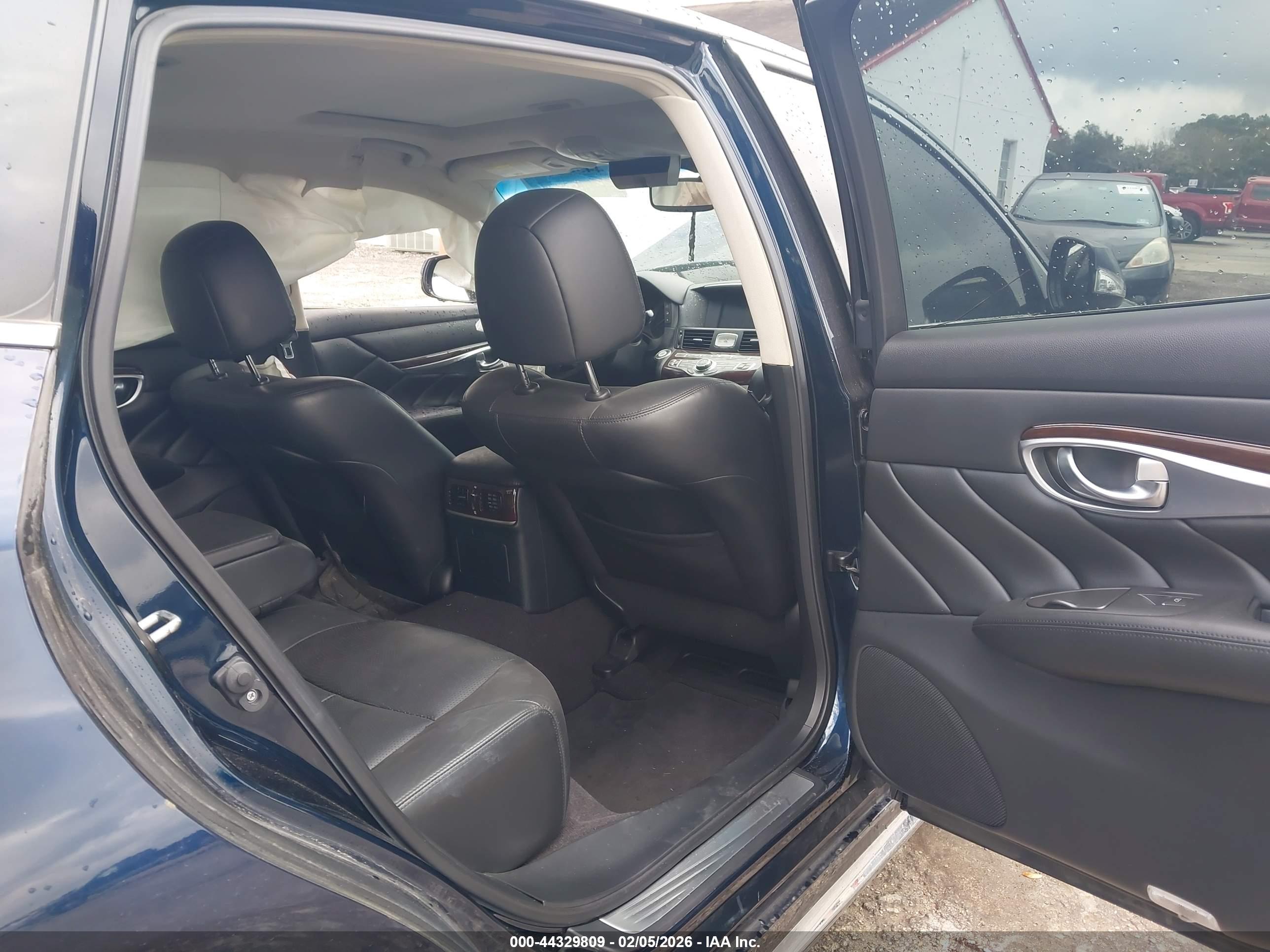 INFINITI Q70L image 8