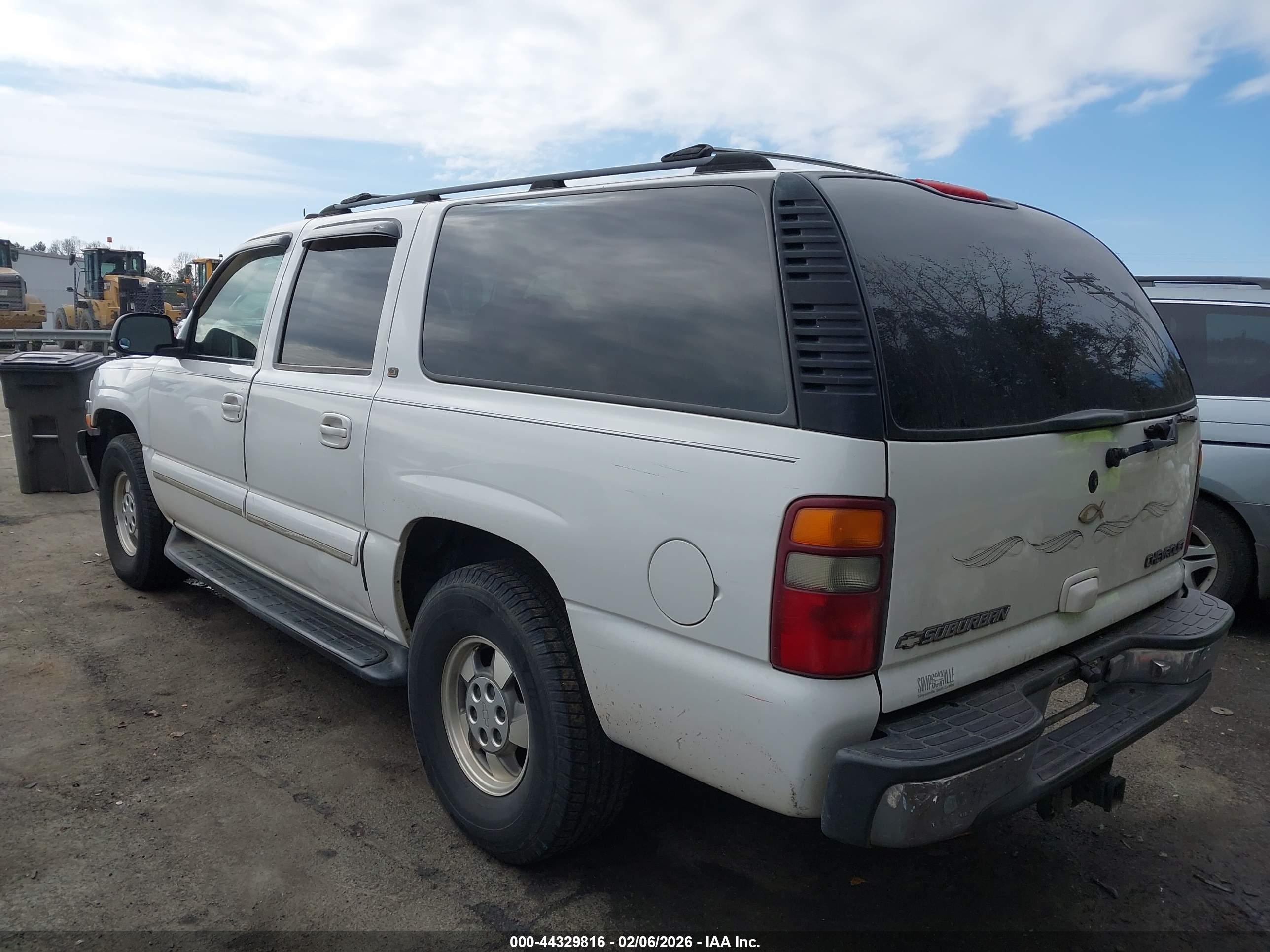 CHEVROLET SUBURBAN image 3