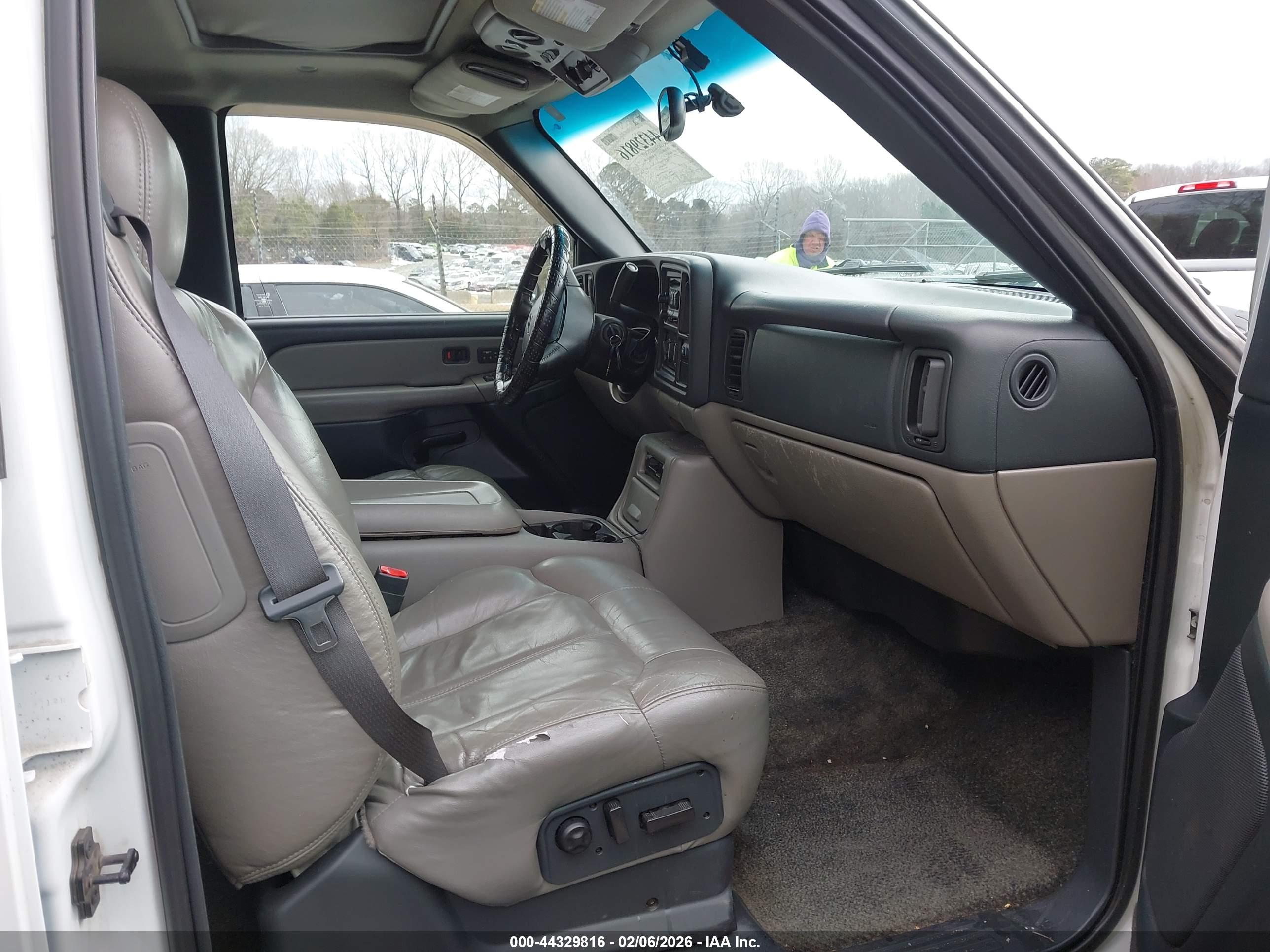 CHEVROLET SUBURBAN image 5