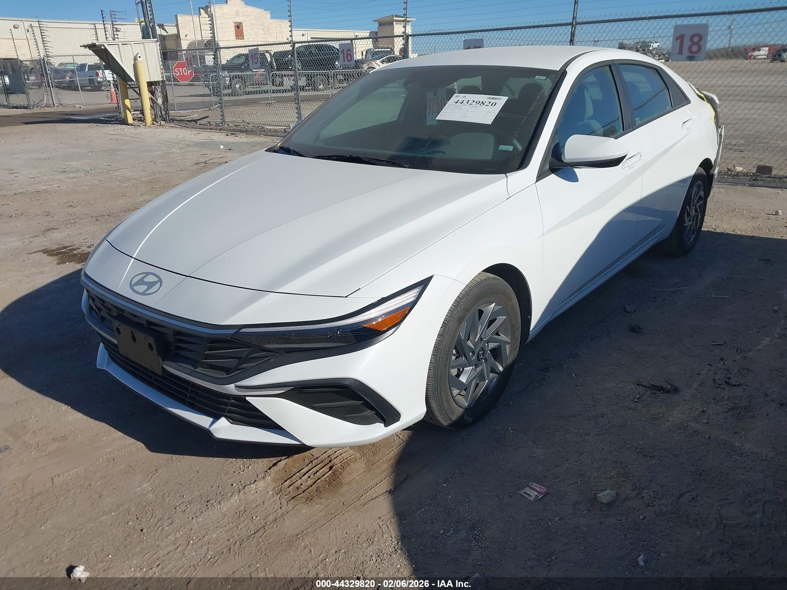 HYUNDAI ELANTRA image 2