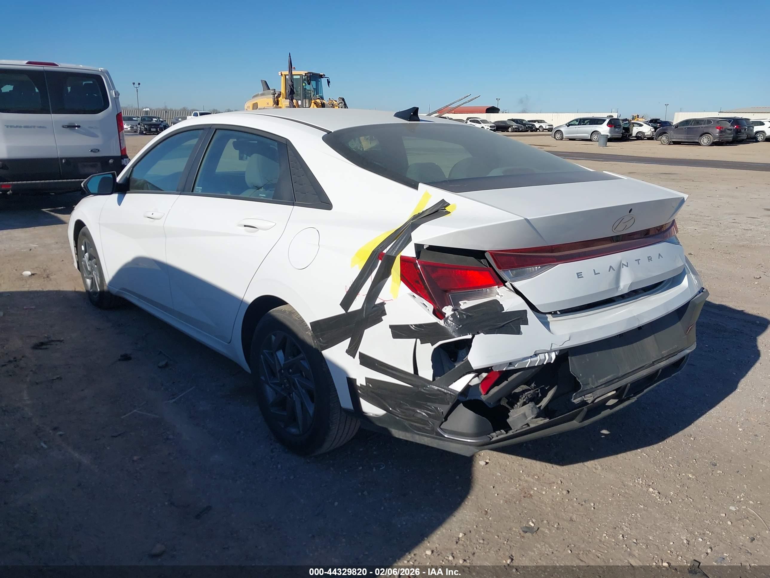HYUNDAI ELANTRA image 3