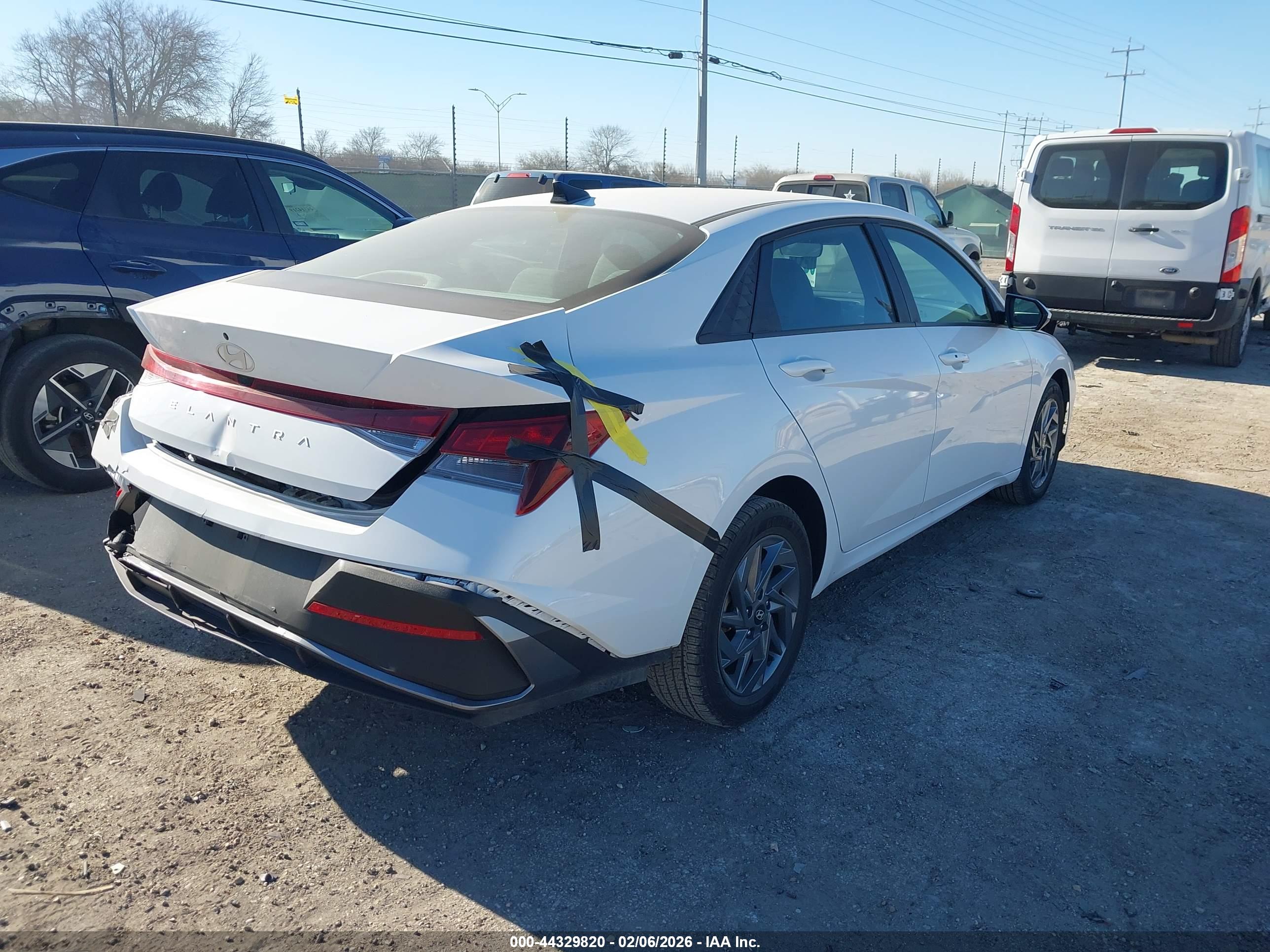 HYUNDAI ELANTRA image 4