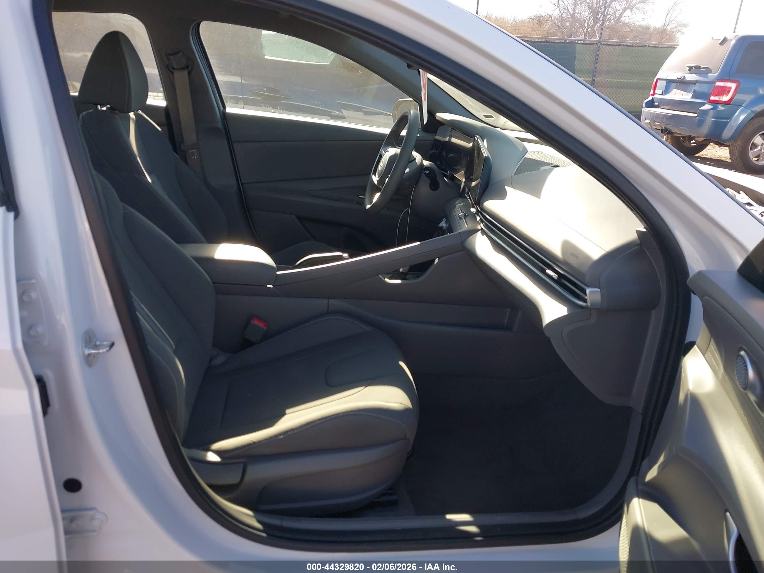 HYUNDAI ELANTRA image 5