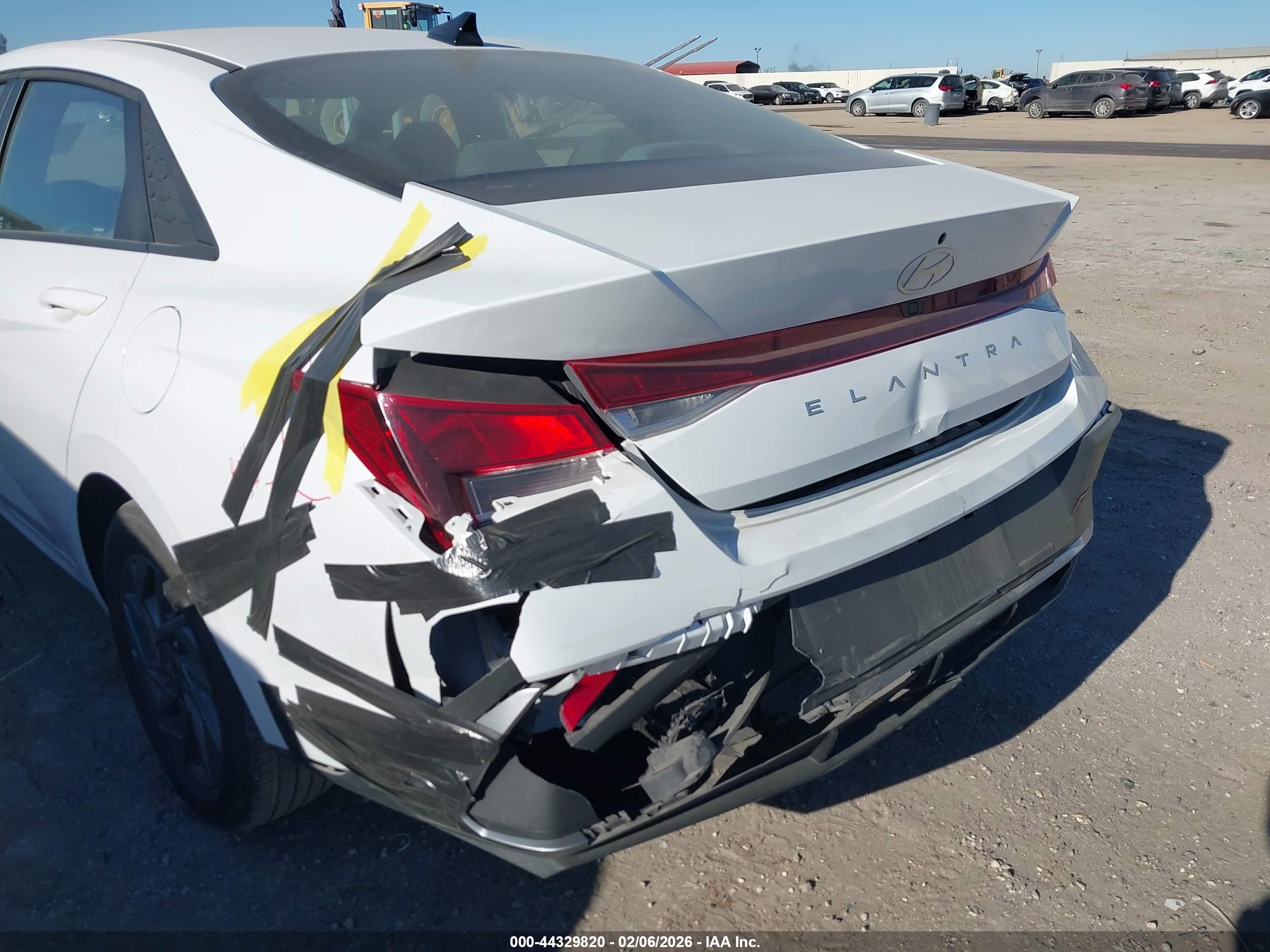 HYUNDAI ELANTRA image 6