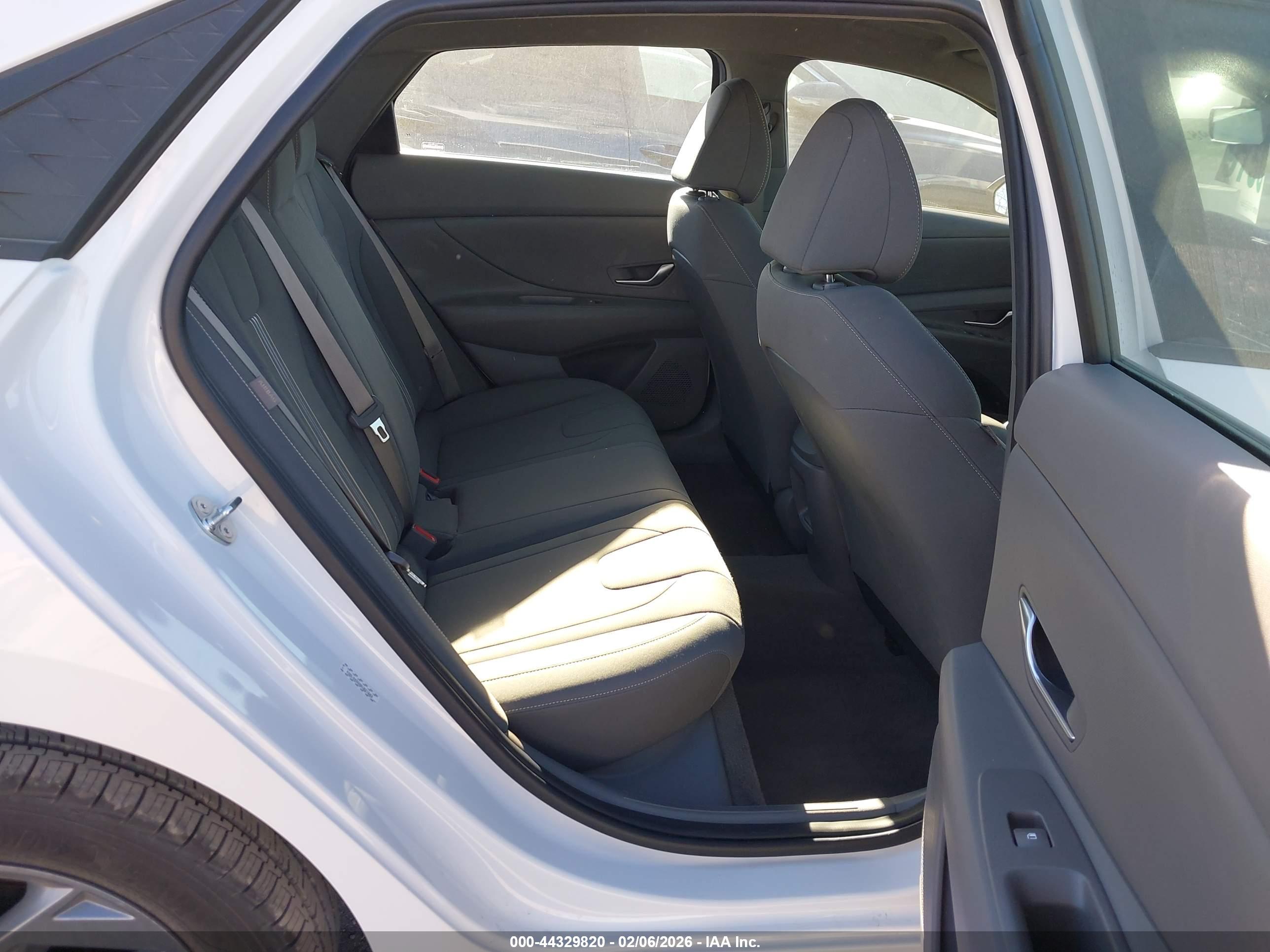 HYUNDAI ELANTRA image 8