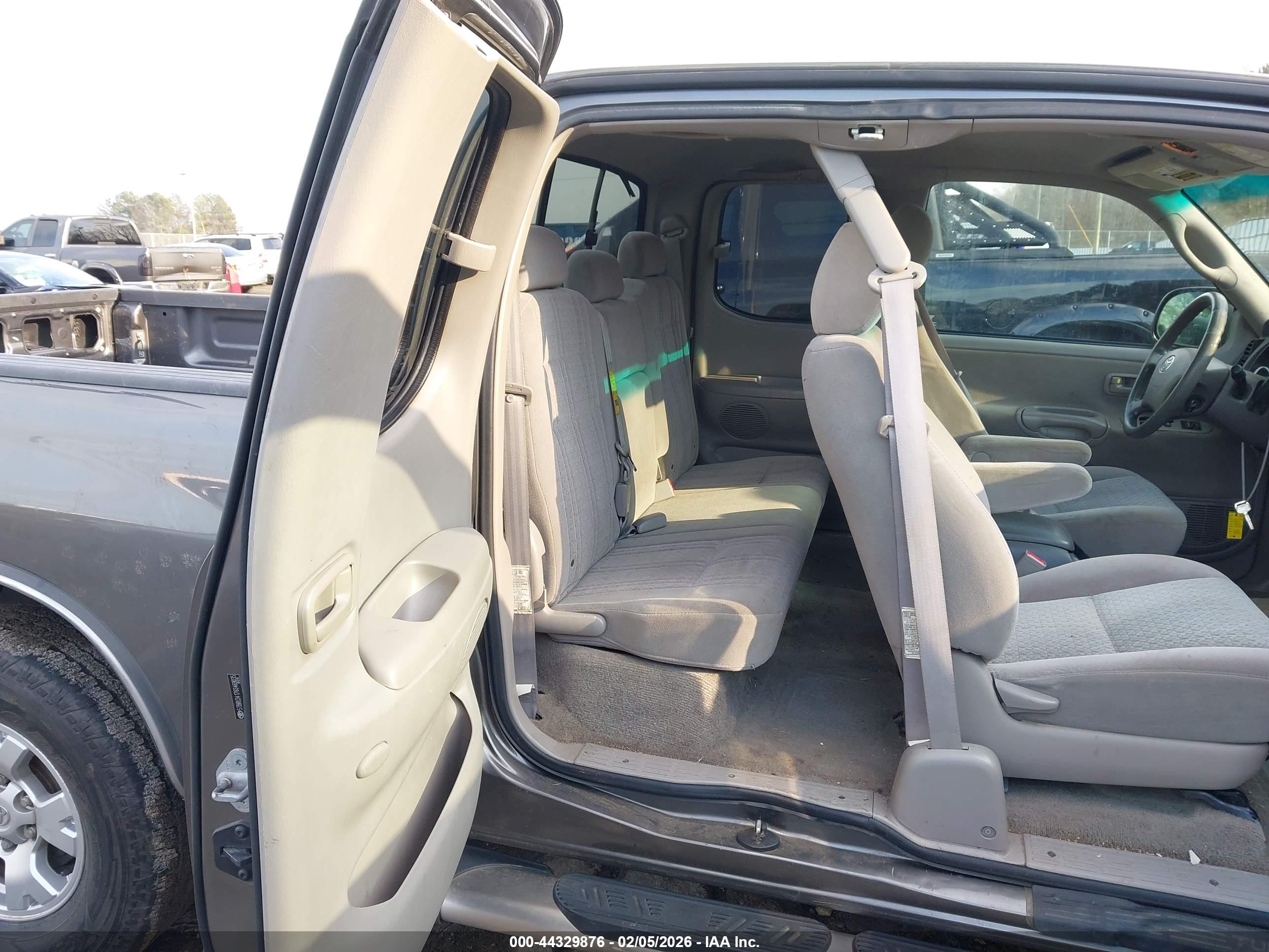 TOYOTA TUNDRA image 8
