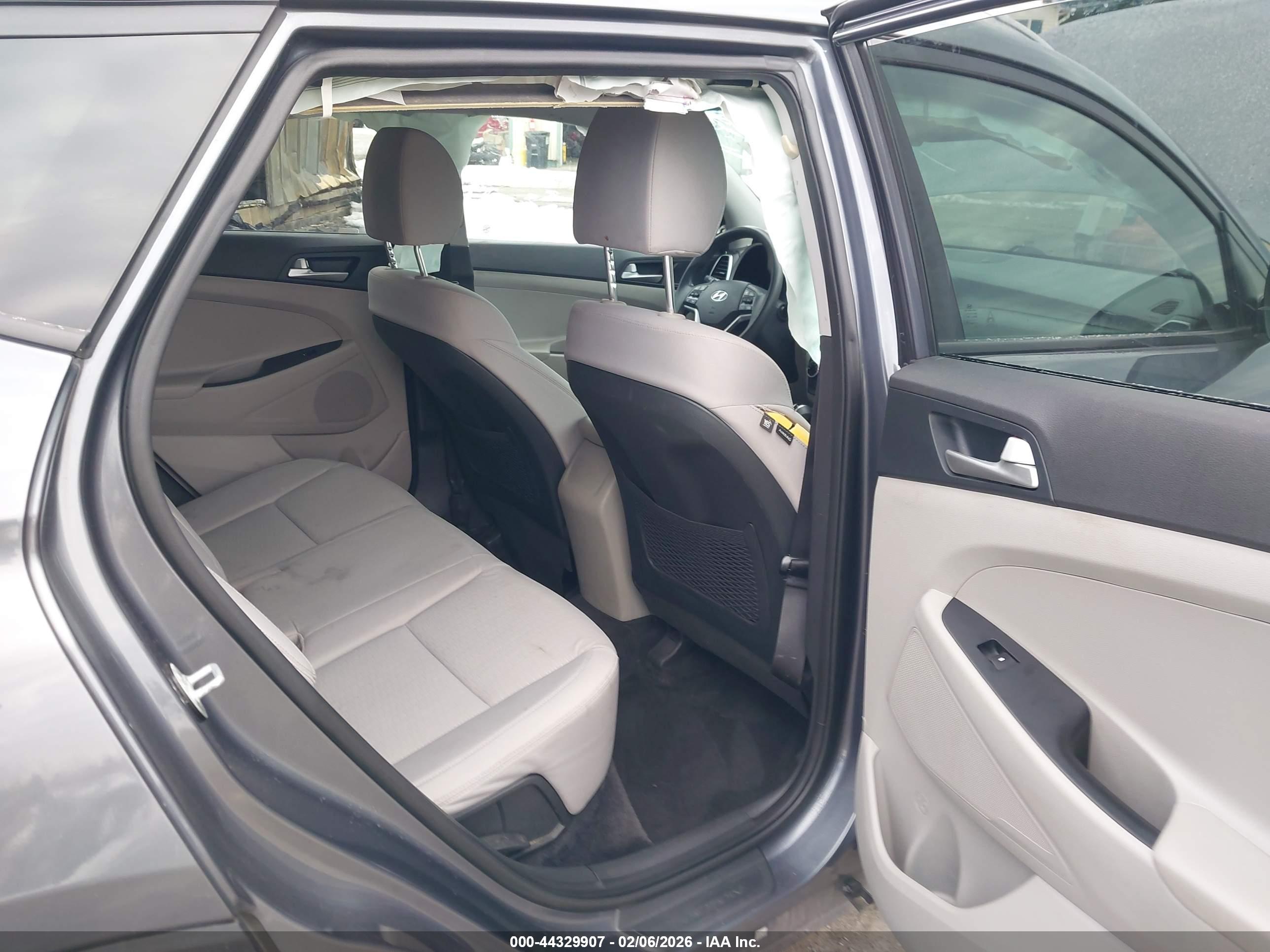 HYUNDAI TUCSON image 8