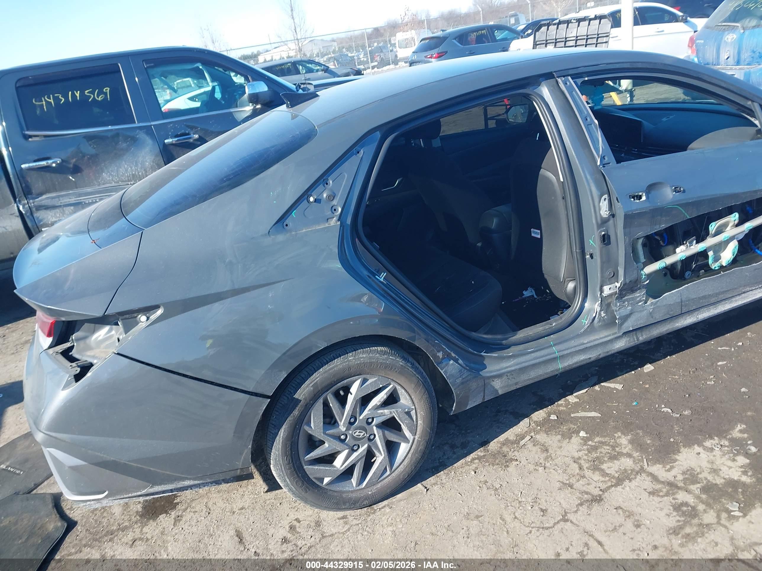HYUNDAI ELANTRA image 6
