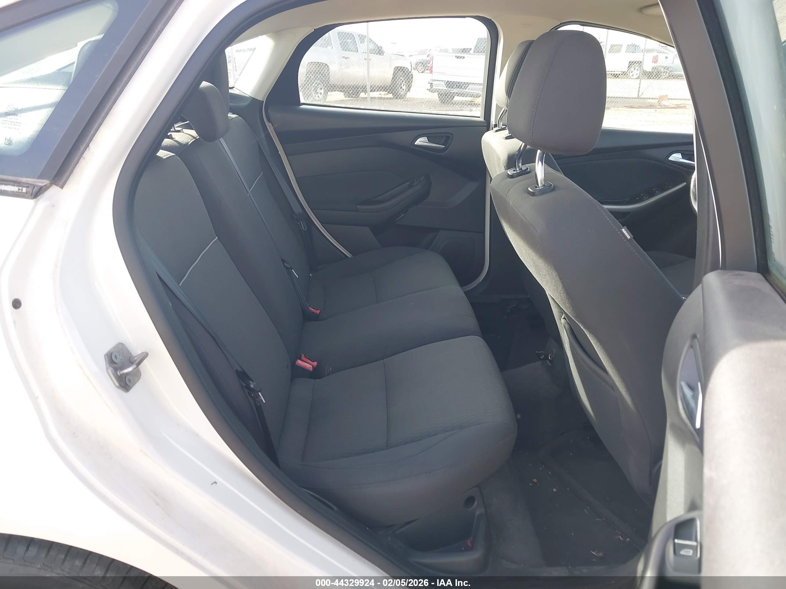 FORD FOCUS image 8