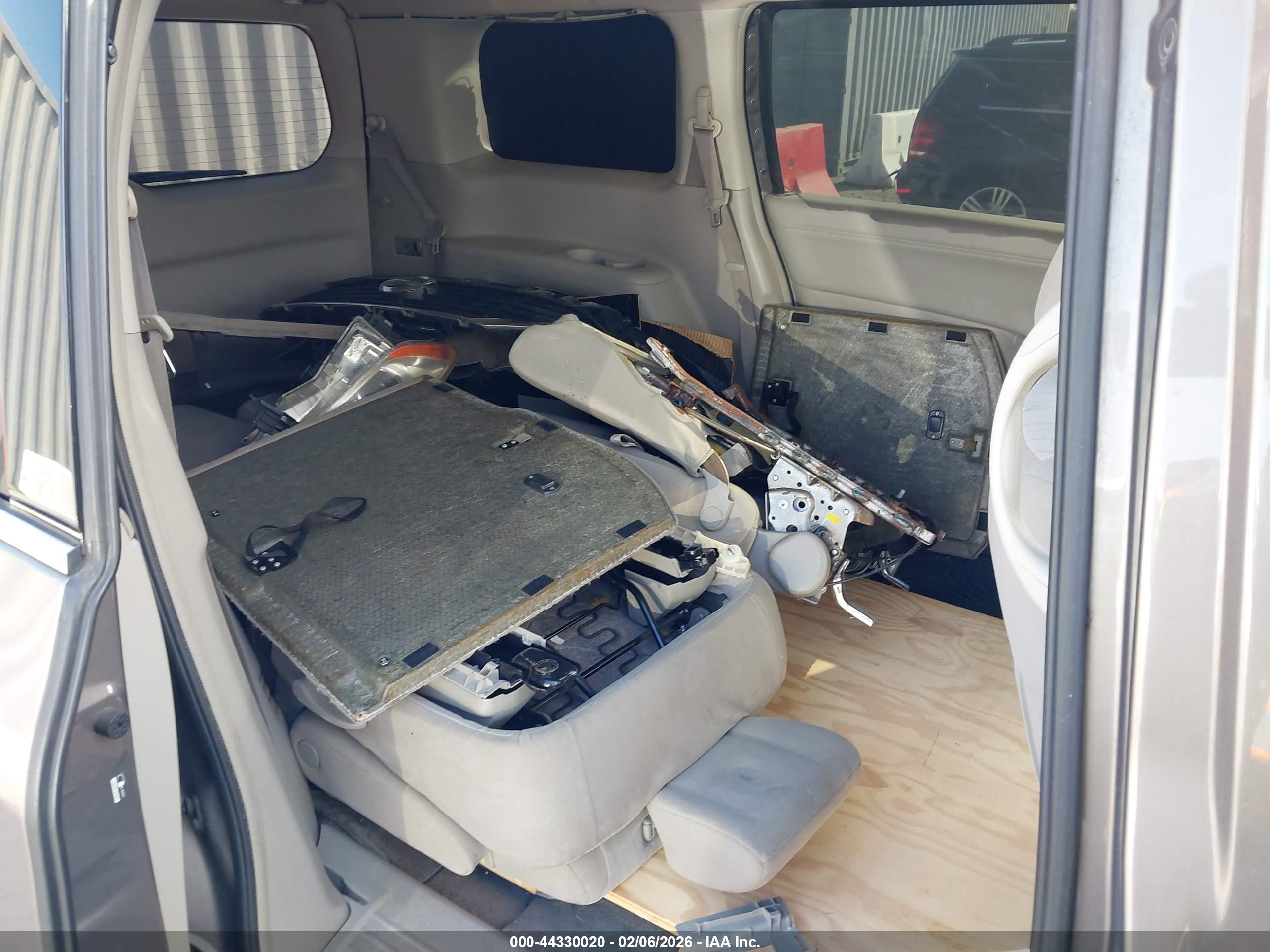 NISSAN QUEST image 8