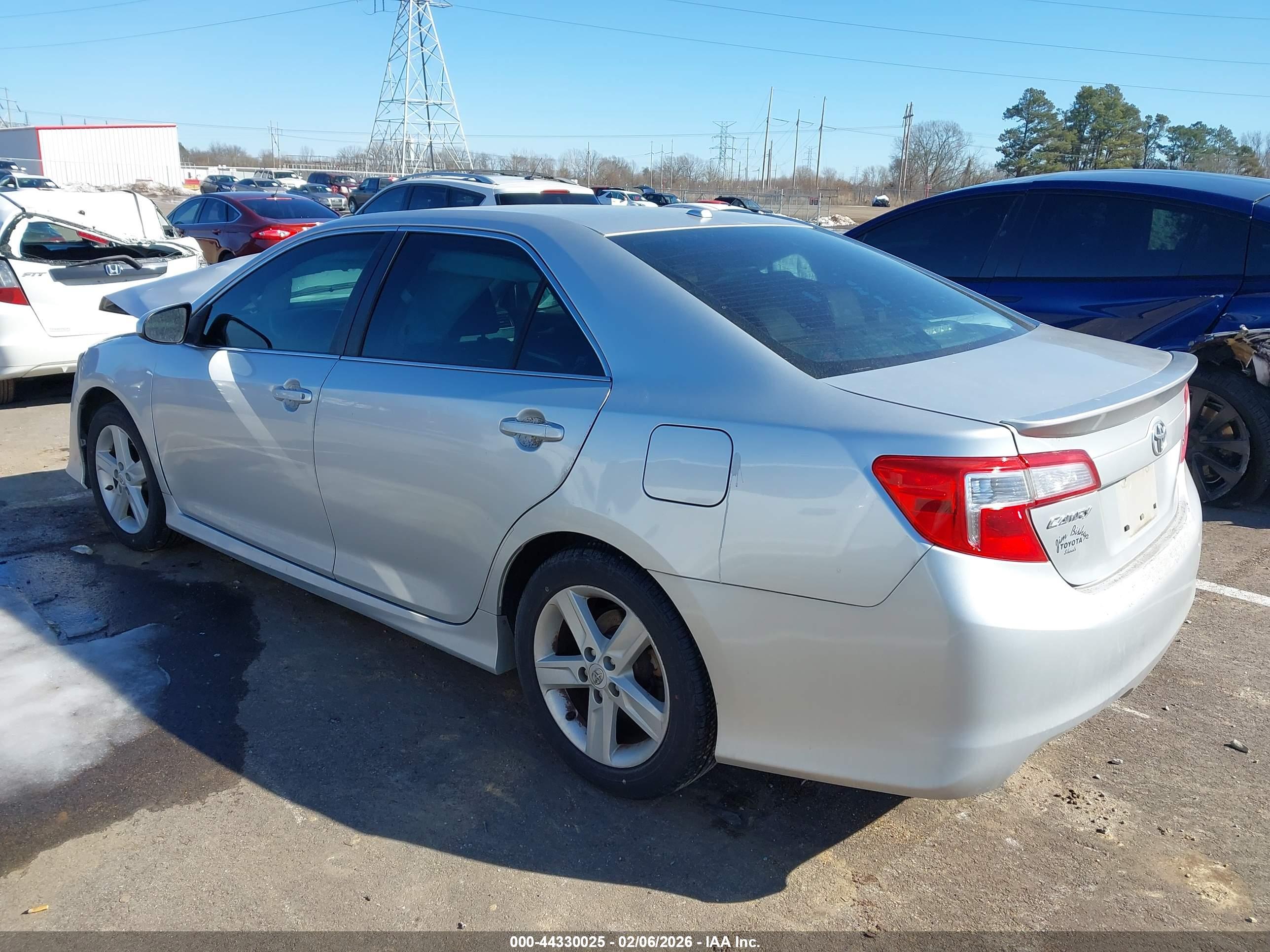 TOYOTA CAMRY image 3