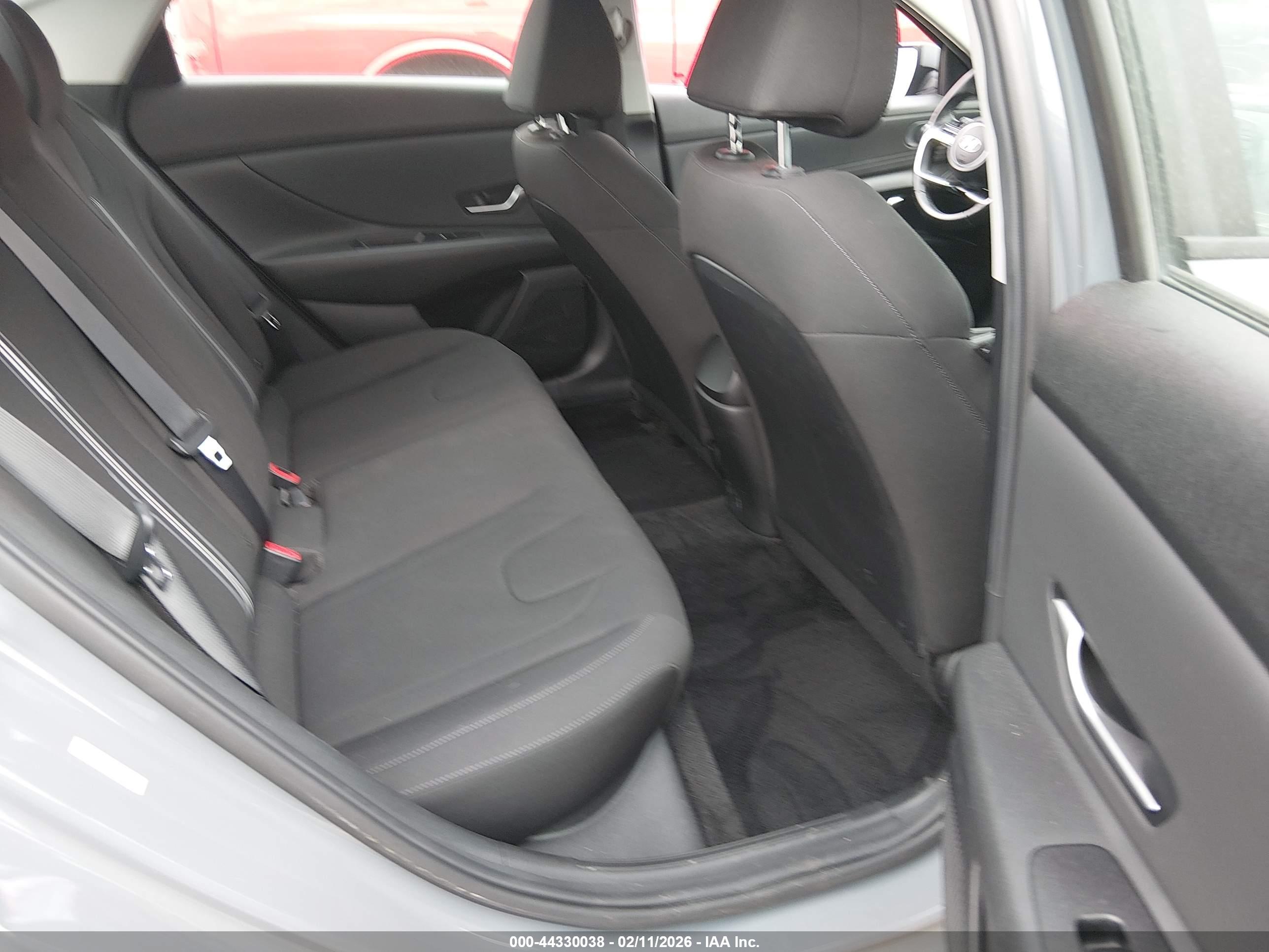 HYUNDAI ELANTRA image 8