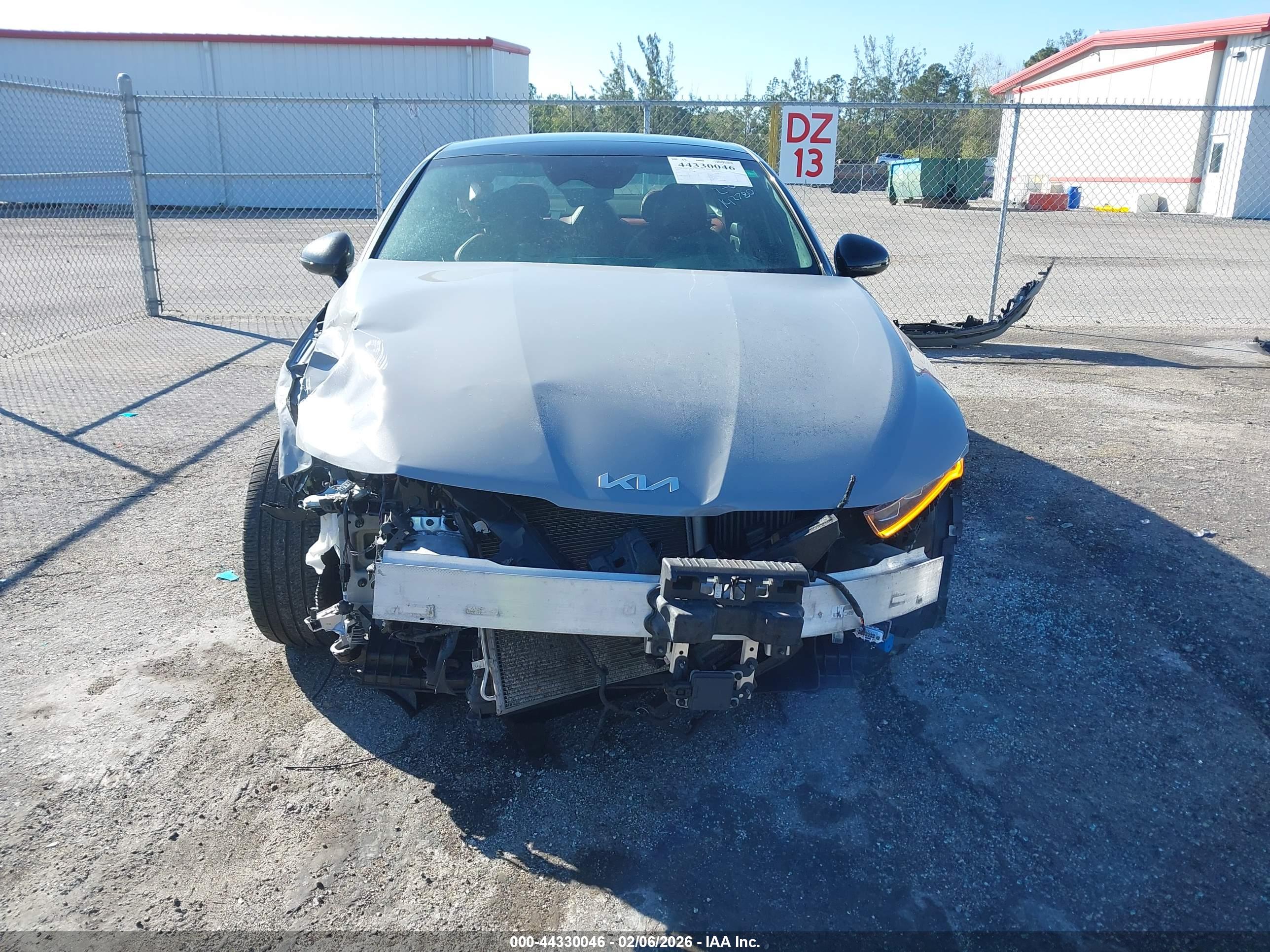 KIA K5 image 6