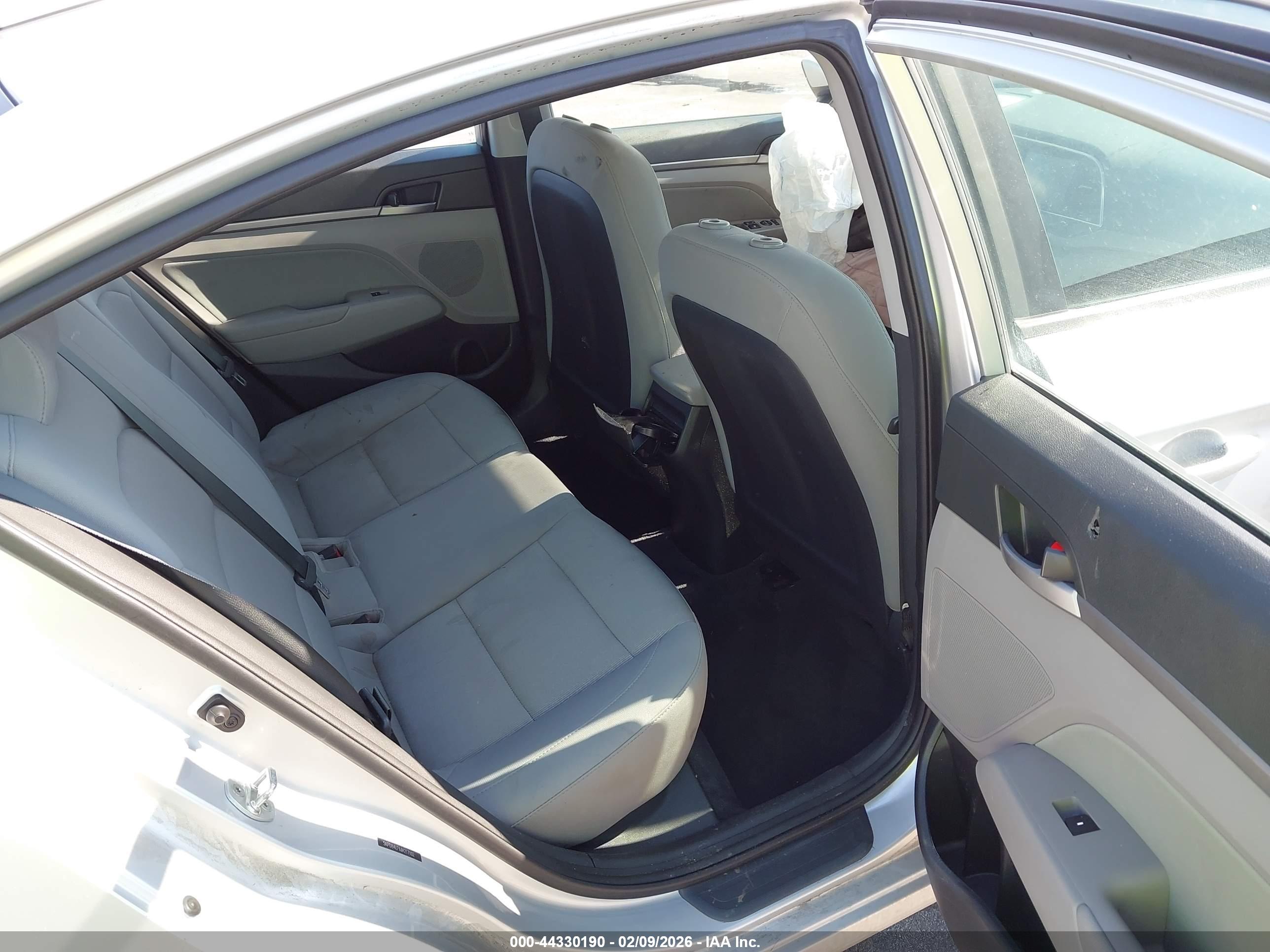 HYUNDAI ELANTRA image 8