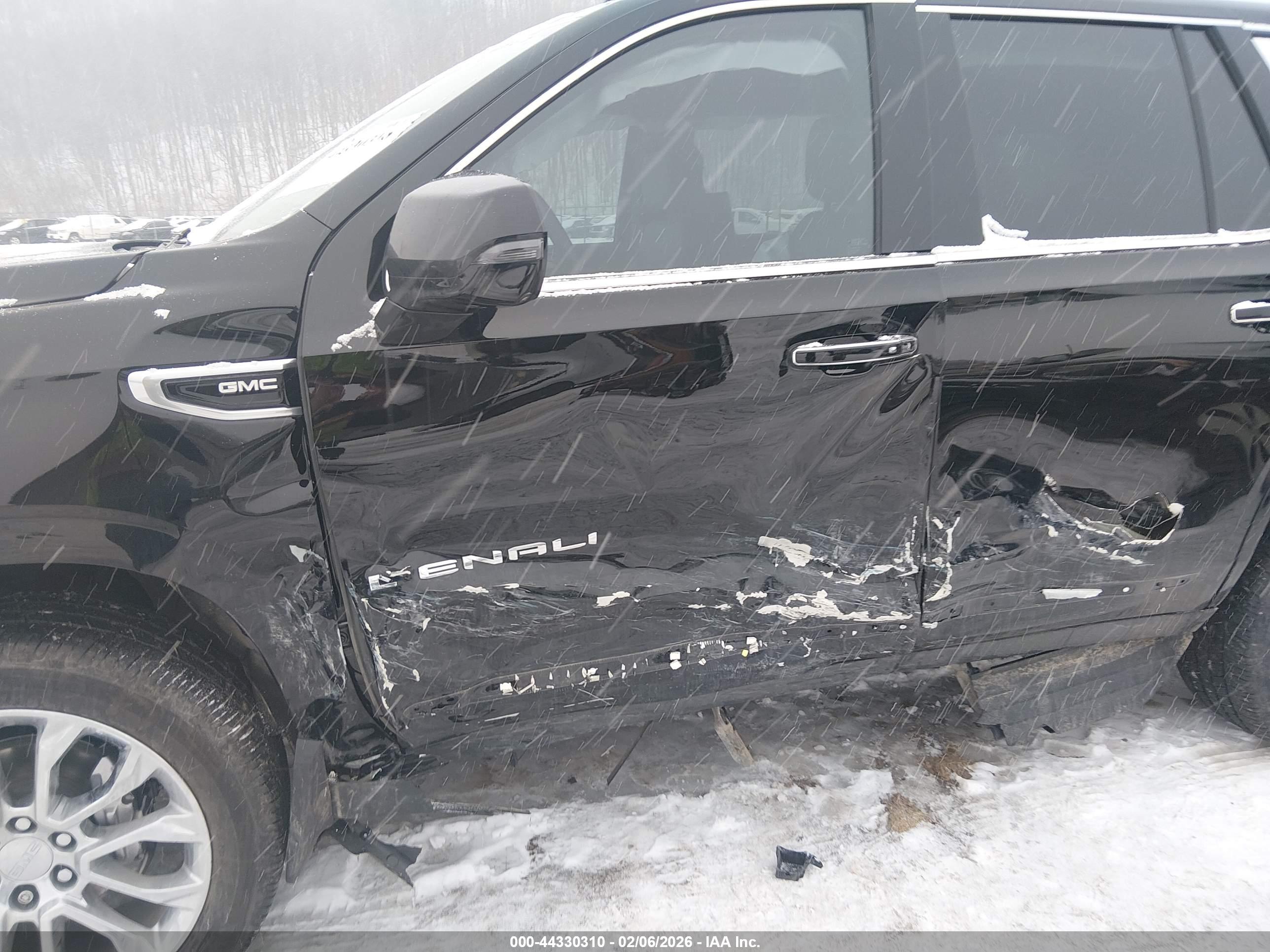 GMC YUKON image 6