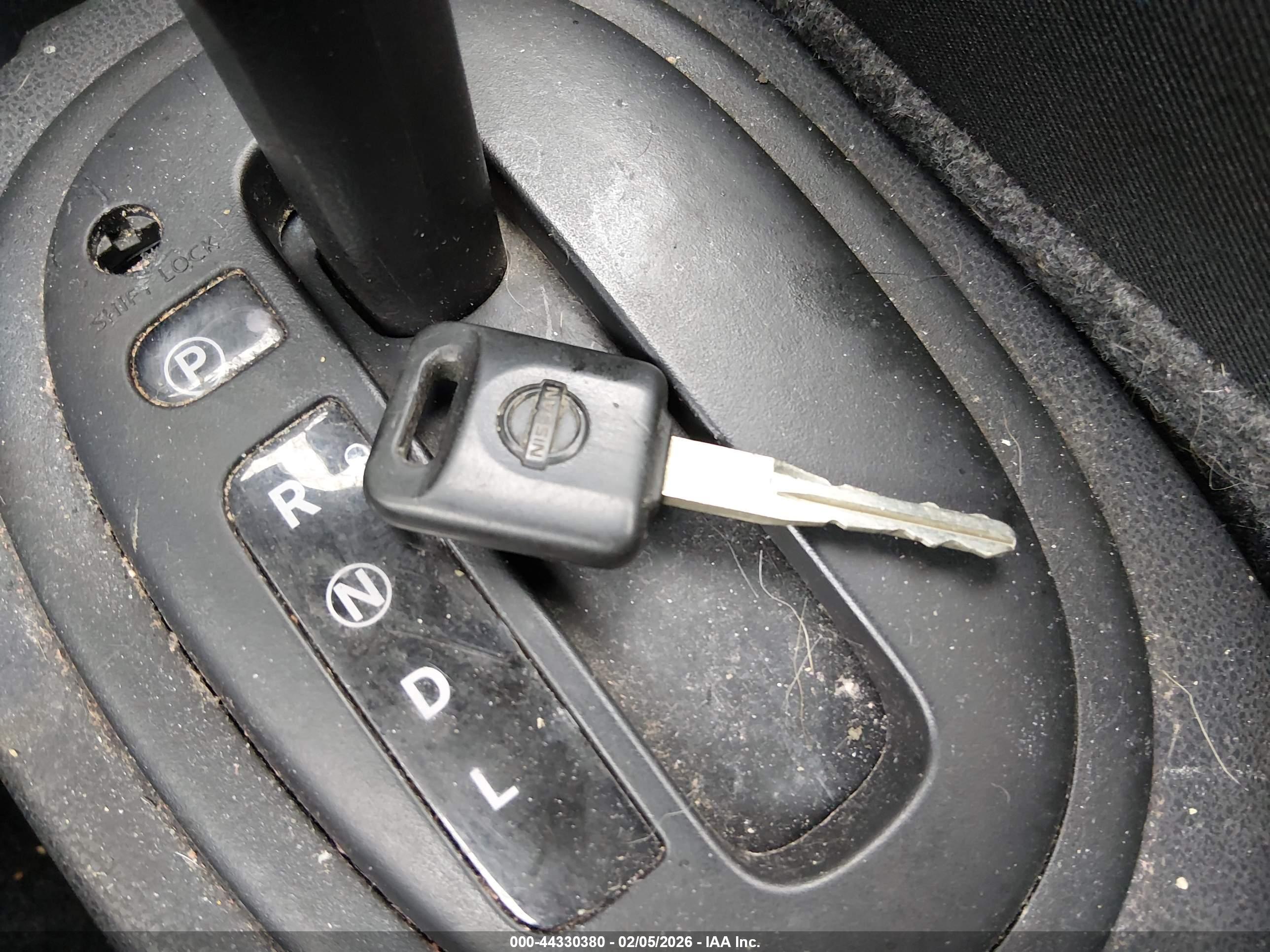 NISSAN VERSA image 11