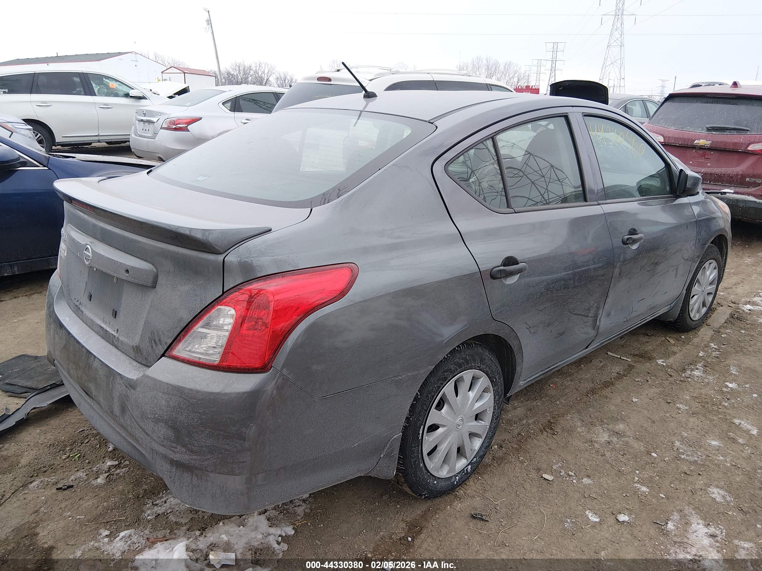 NISSAN VERSA image 4