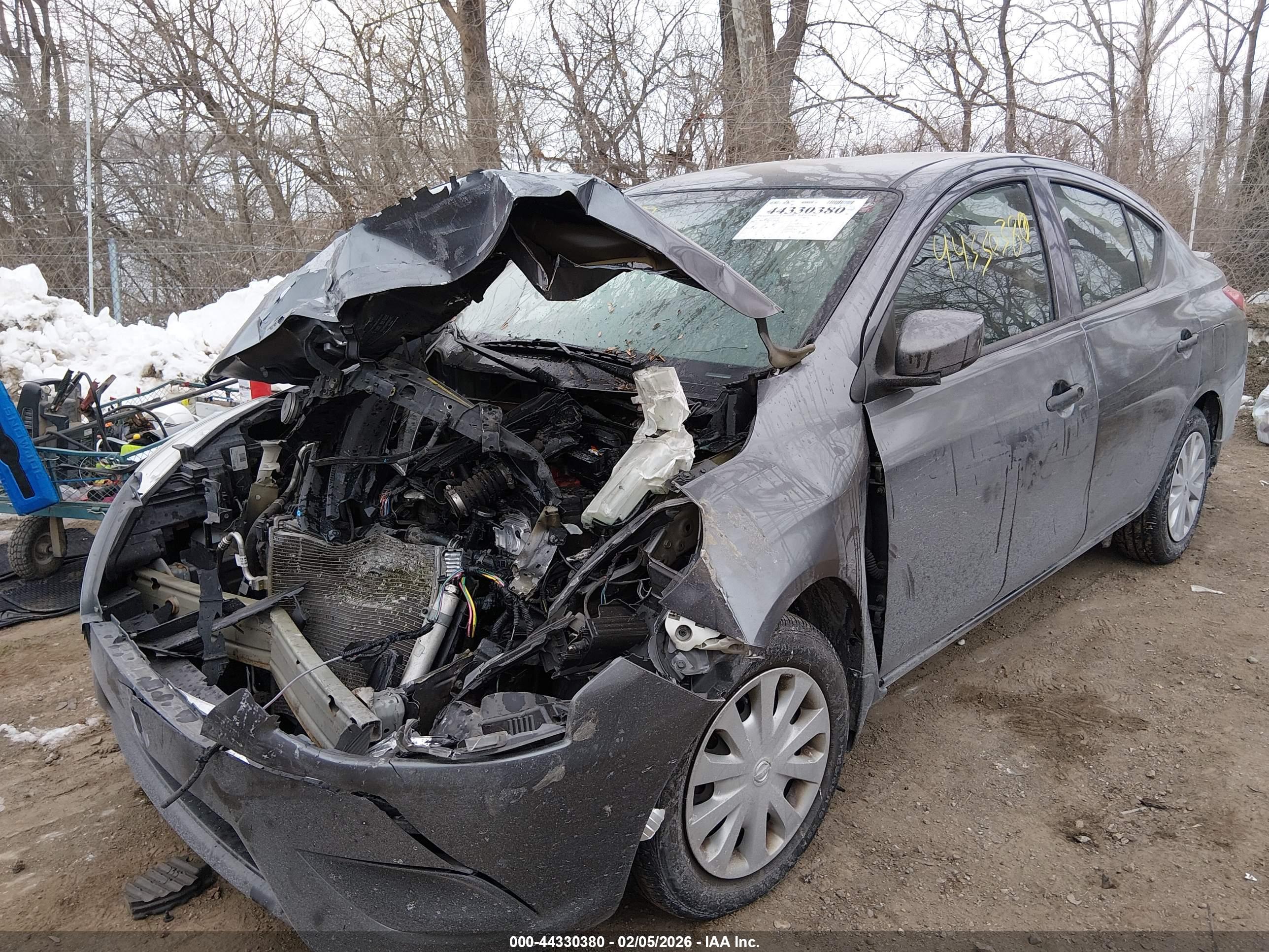 NISSAN VERSA image 6