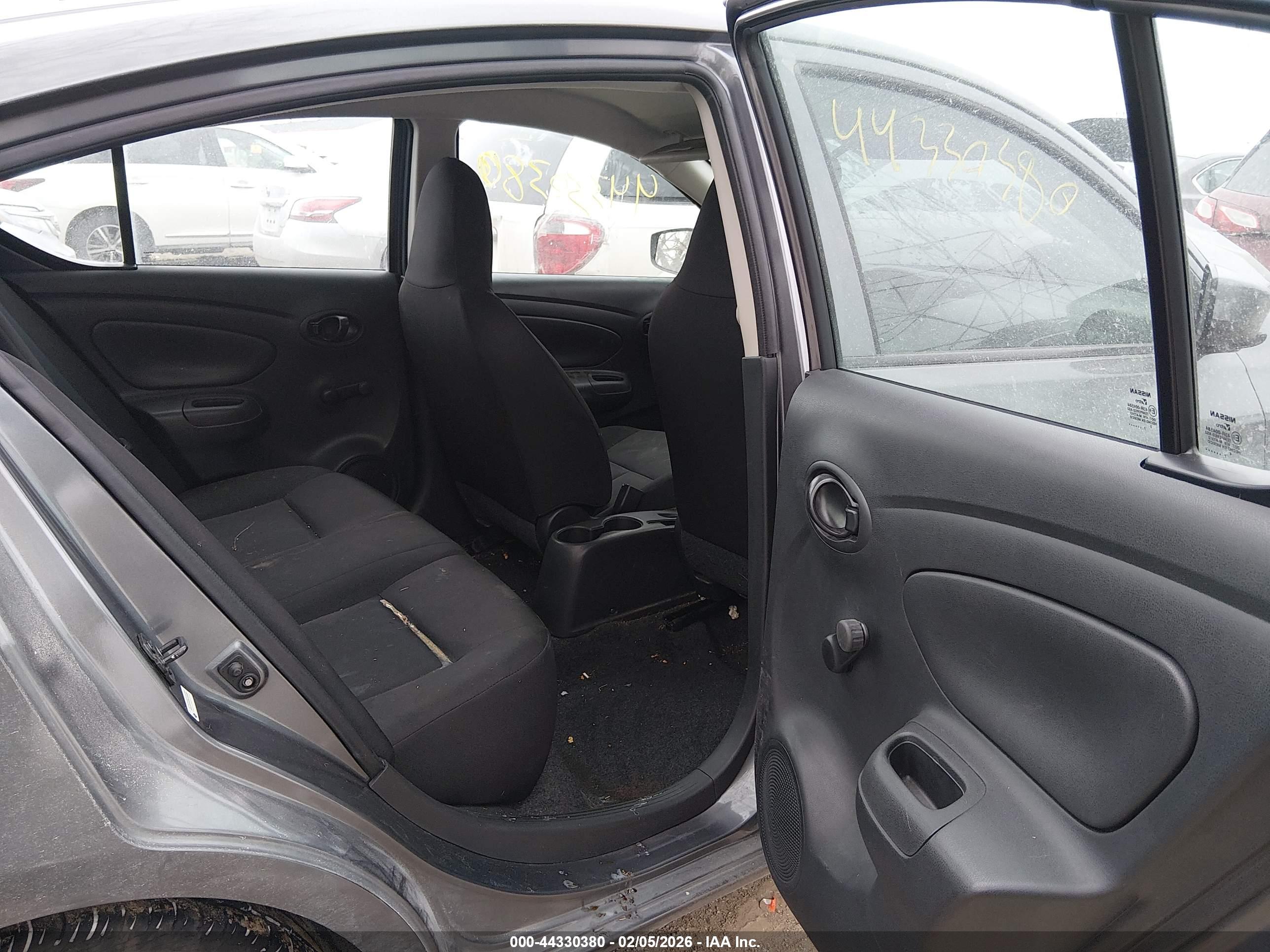 NISSAN VERSA image 8