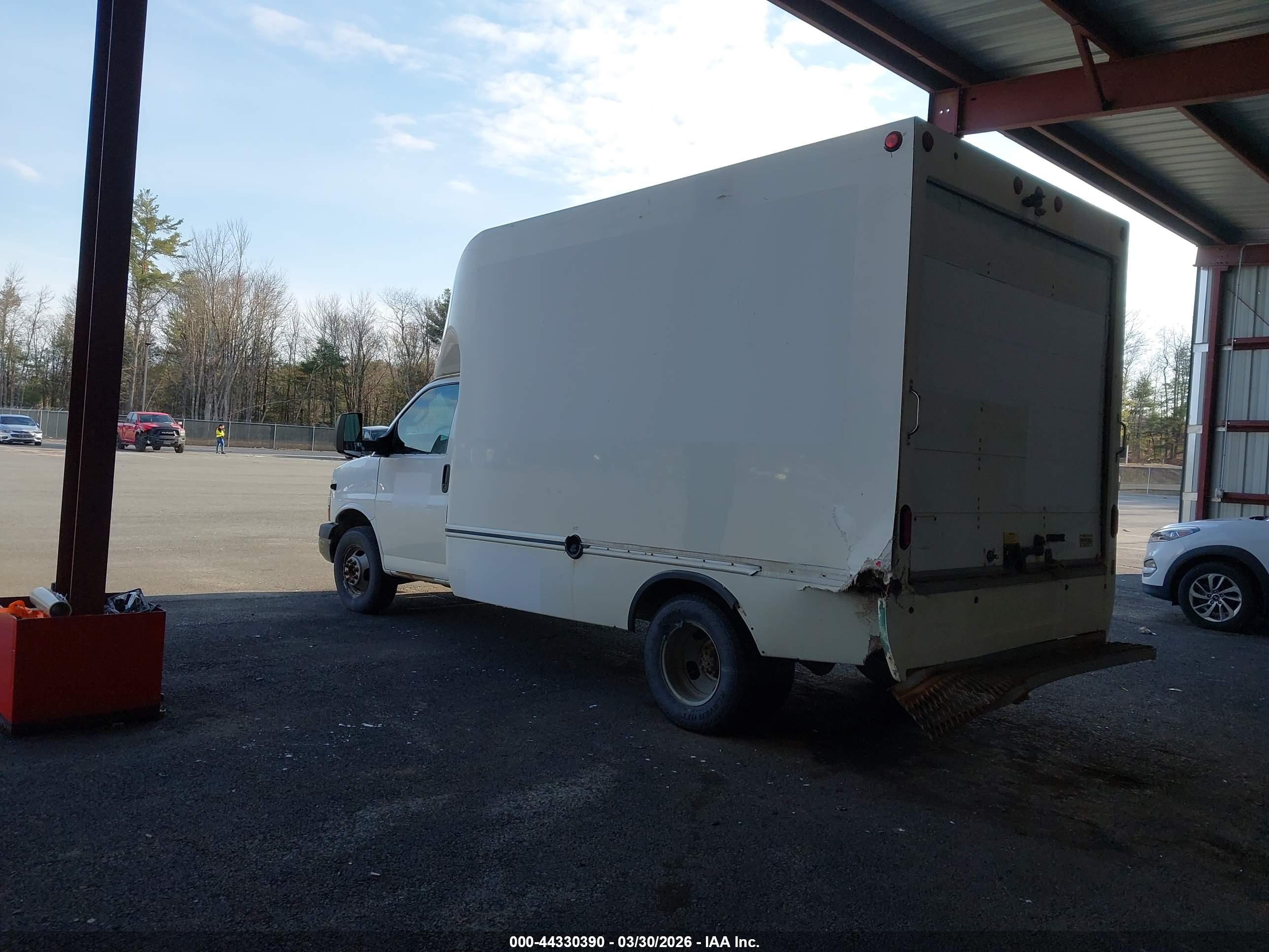 CHEVROLET EXPRESS image 3
