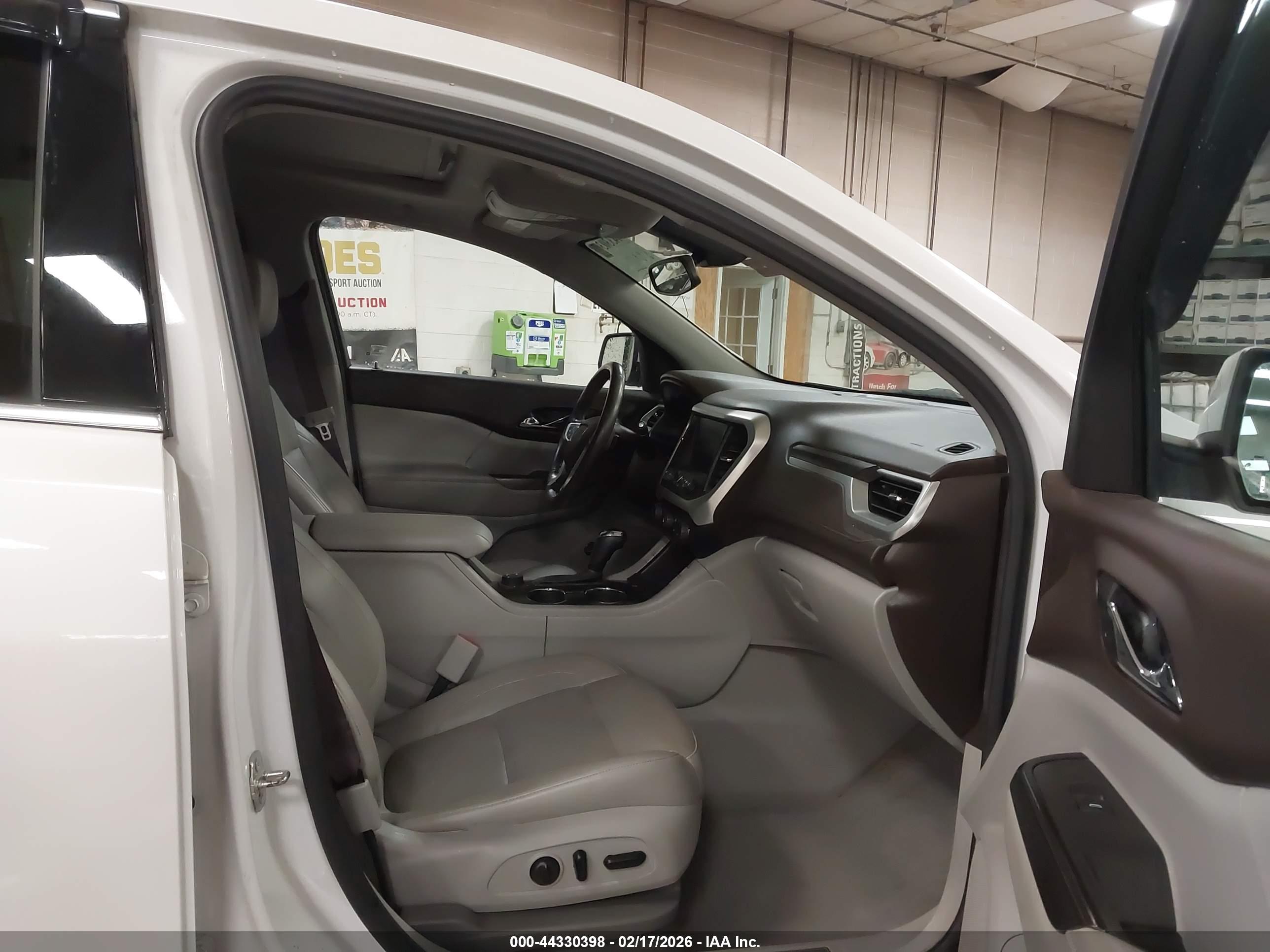 GMC ACADIA image 5