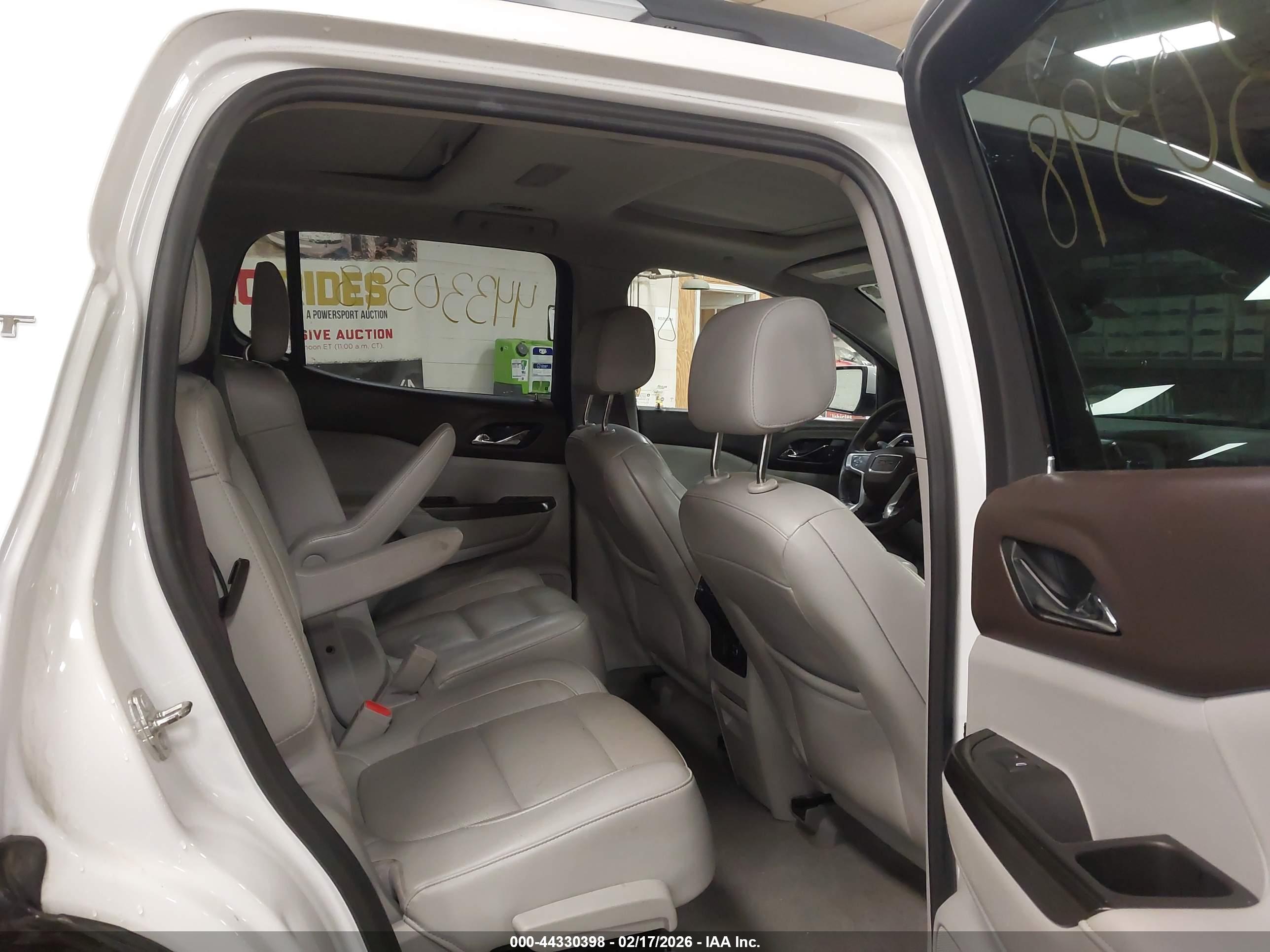 GMC ACADIA image 8