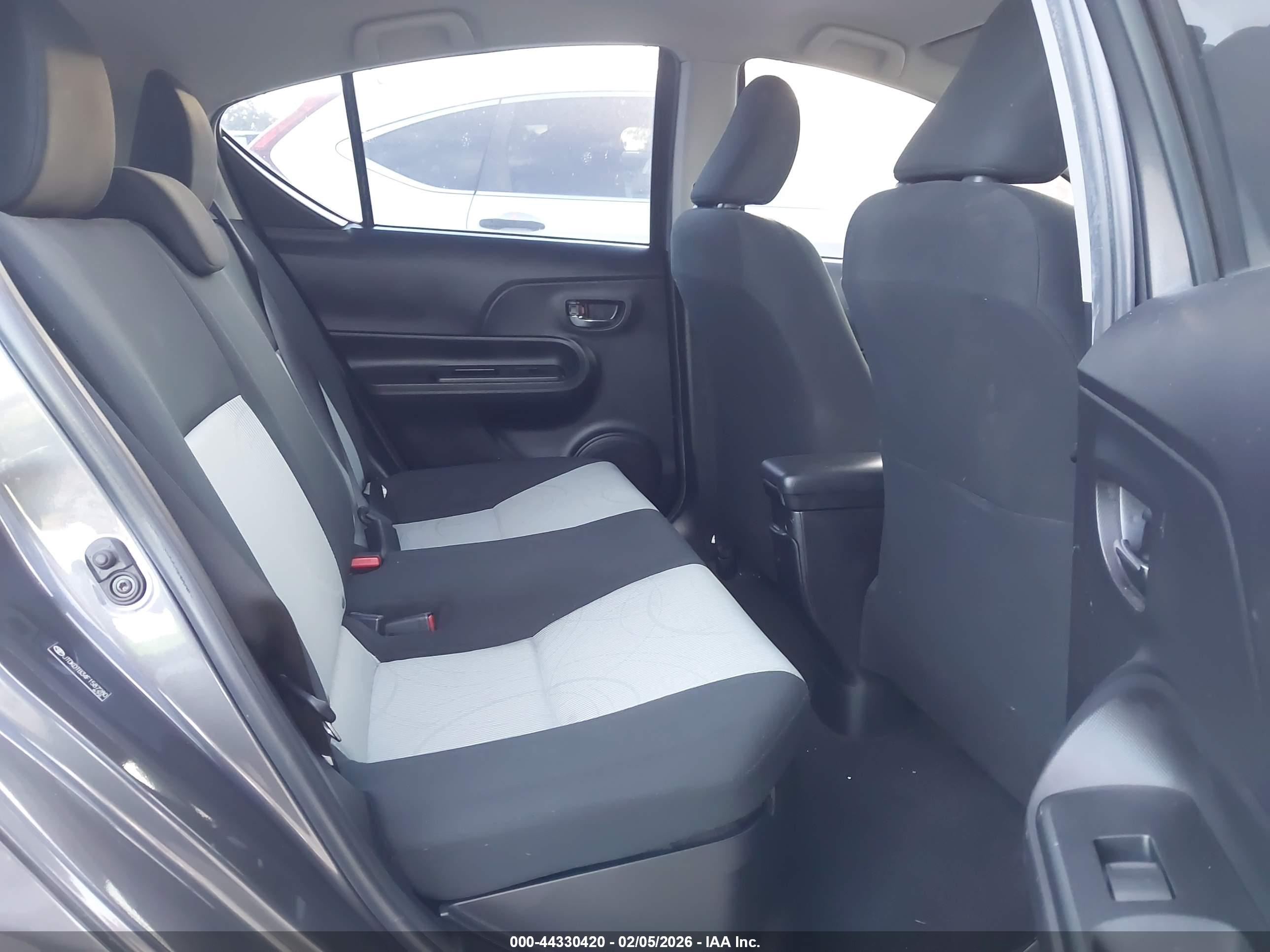 TOYOTA PRIUS image 8