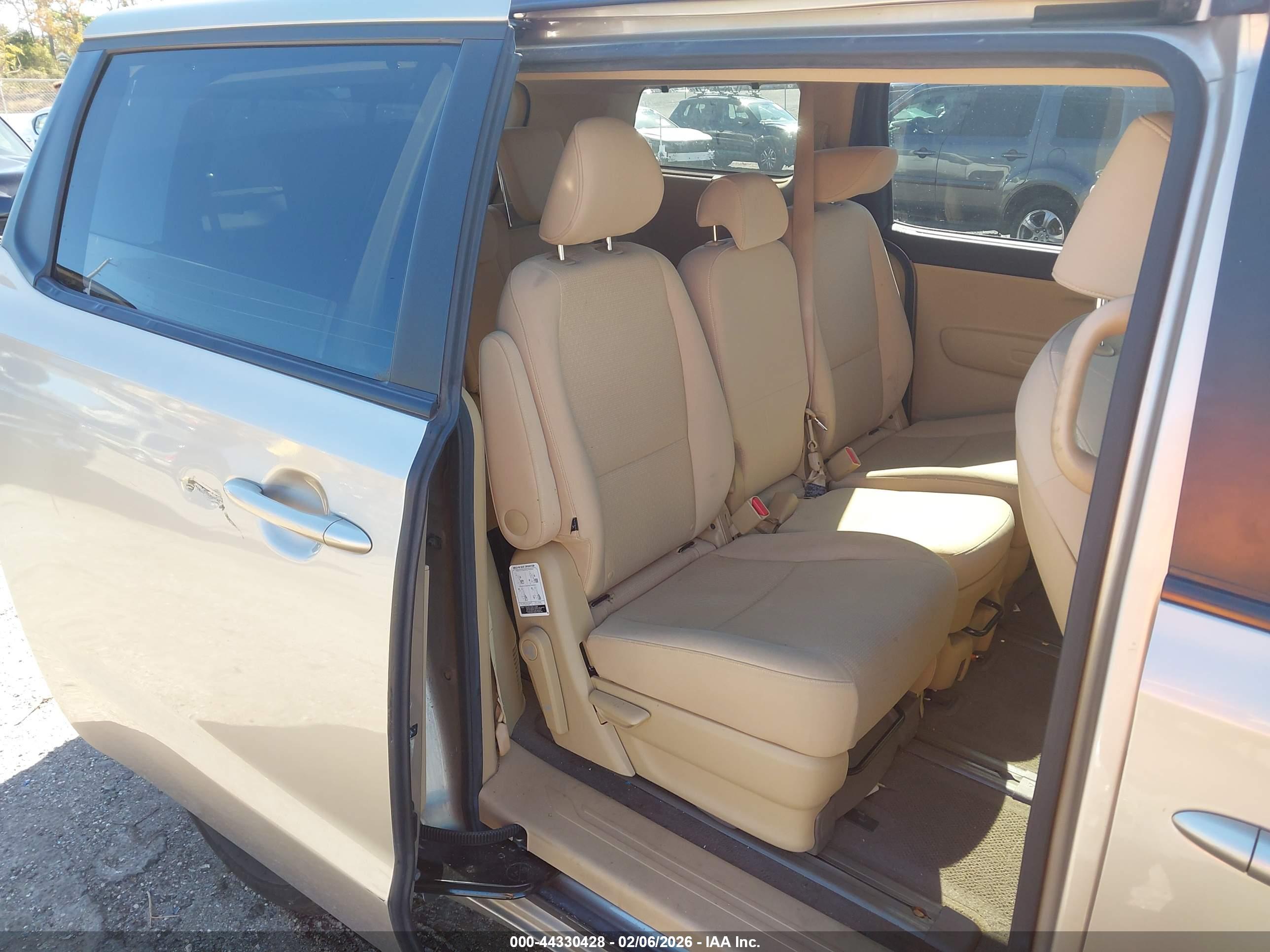 KIA SEDONA image 8
