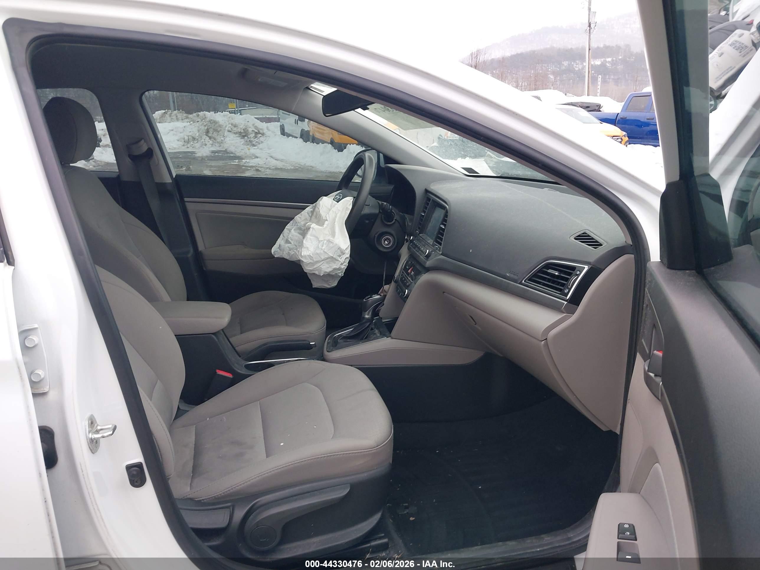 HYUNDAI ELANTRA image 5