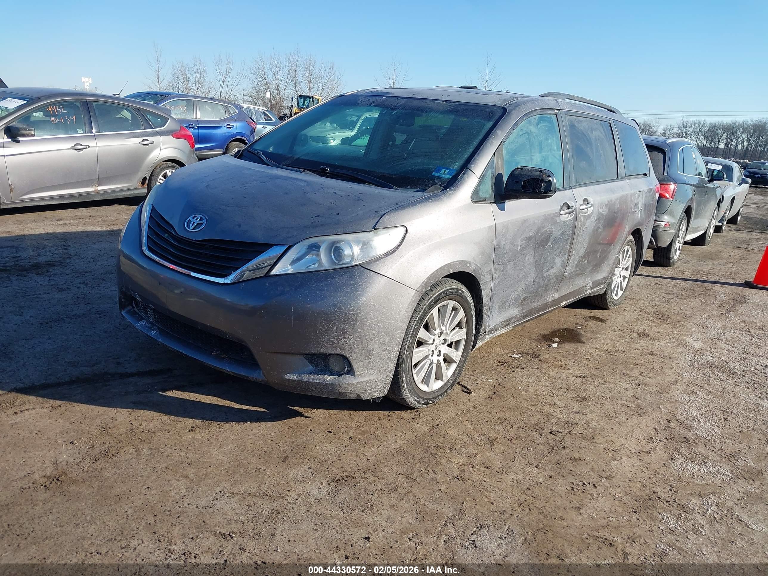TOYOTA SIENNA image 2
