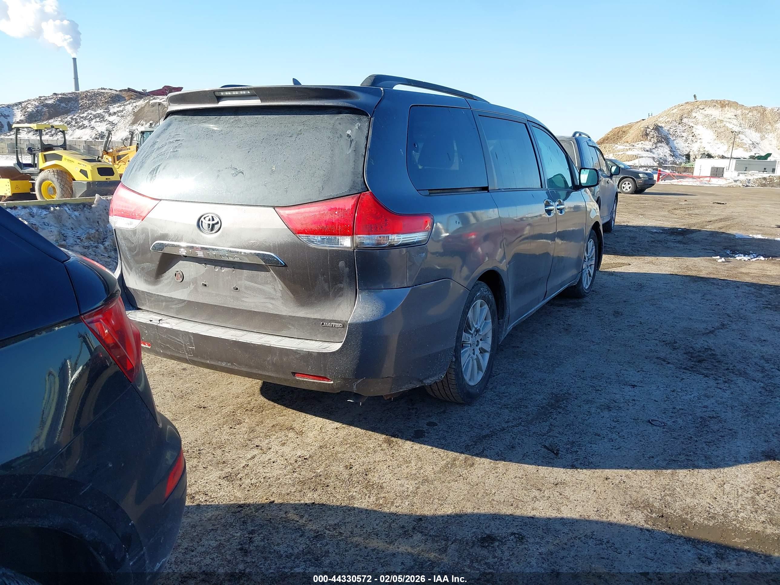 TOYOTA SIENNA image 4
