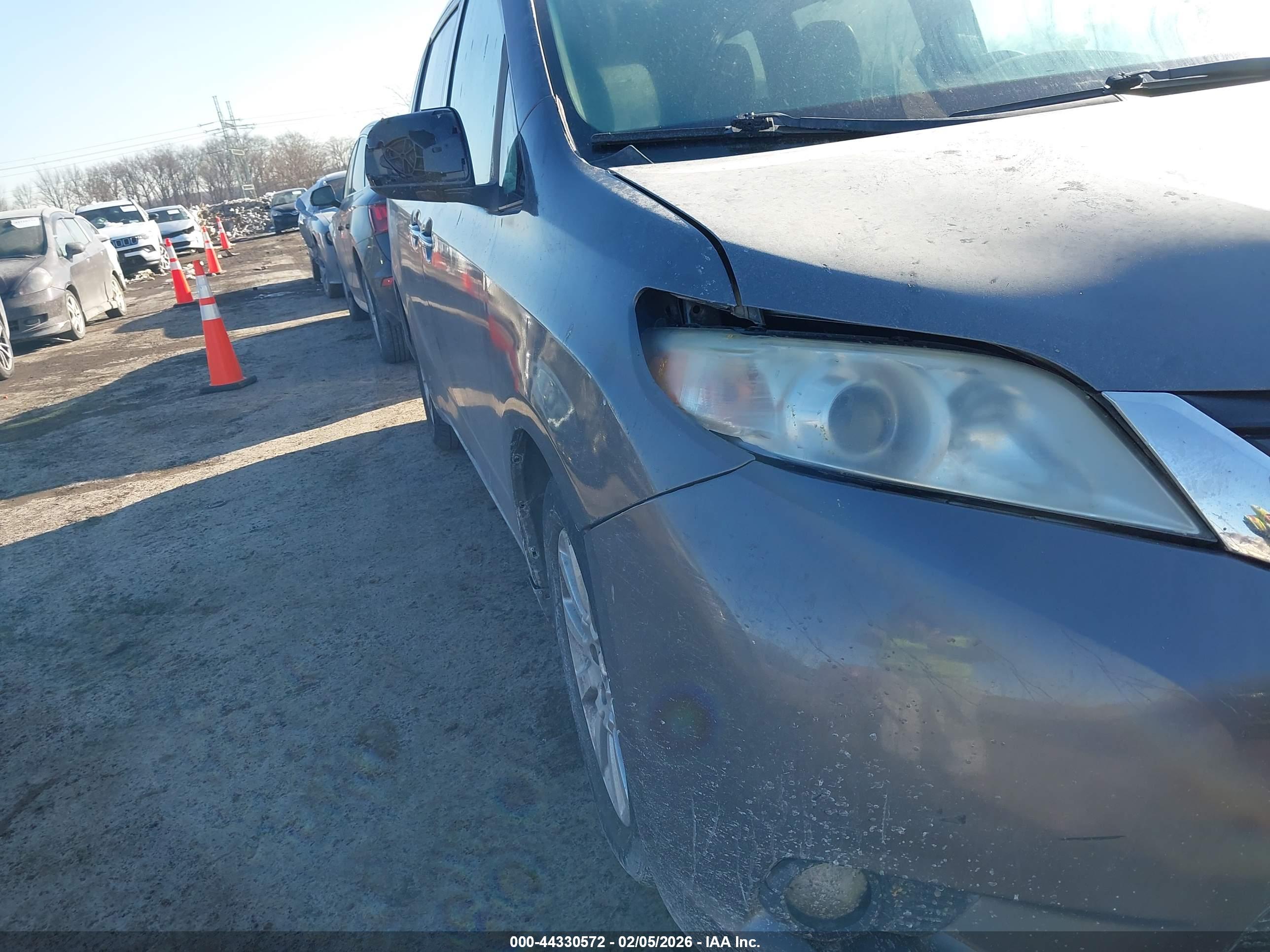 TOYOTA SIENNA image 6