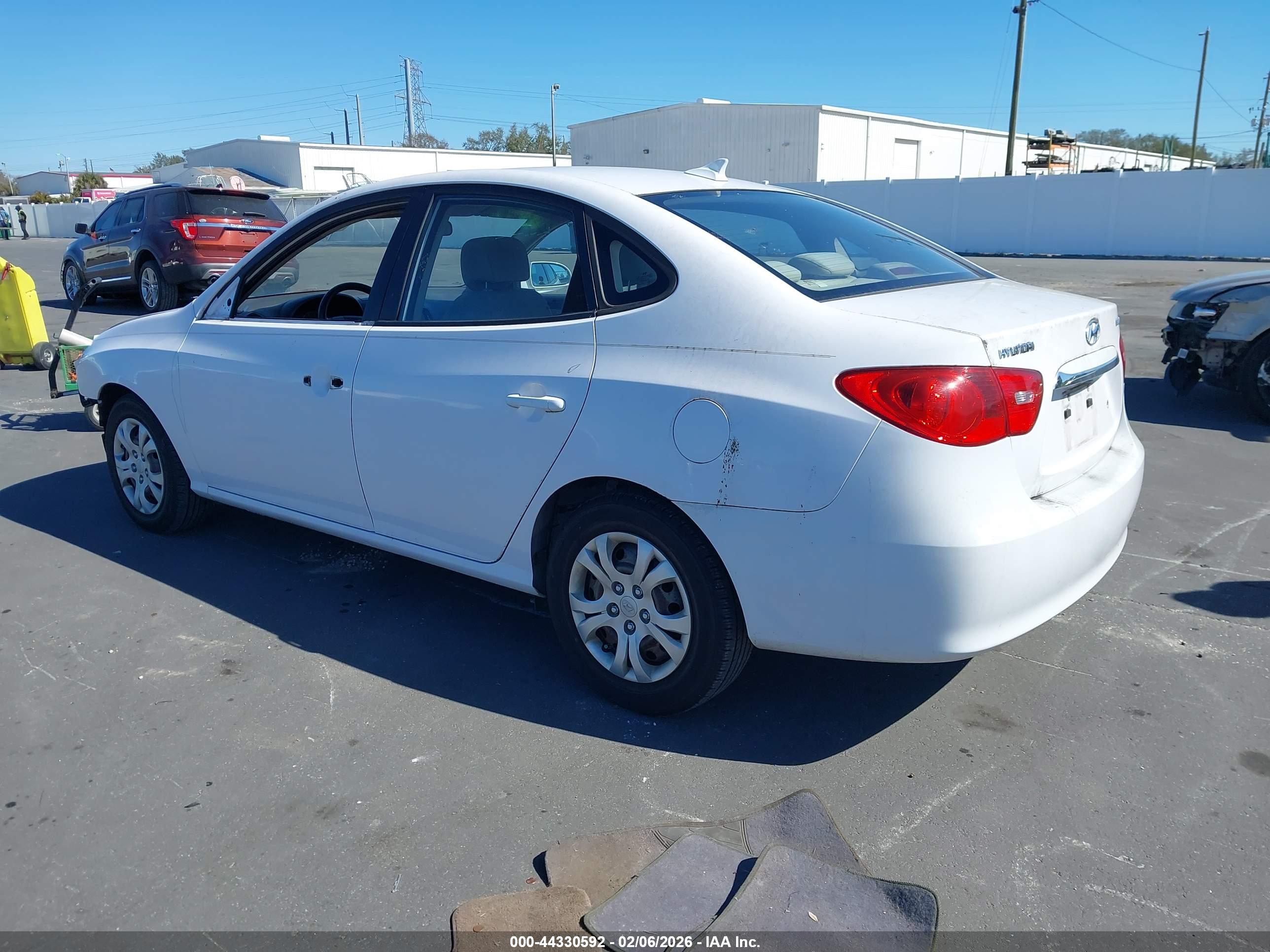 HYUNDAI ELANTRA image 3
