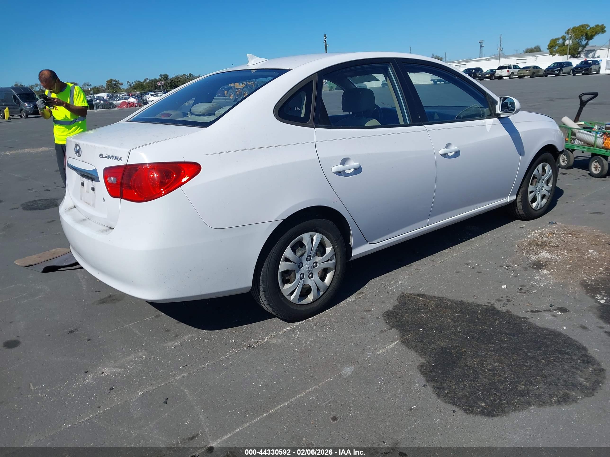 HYUNDAI ELANTRA image 4