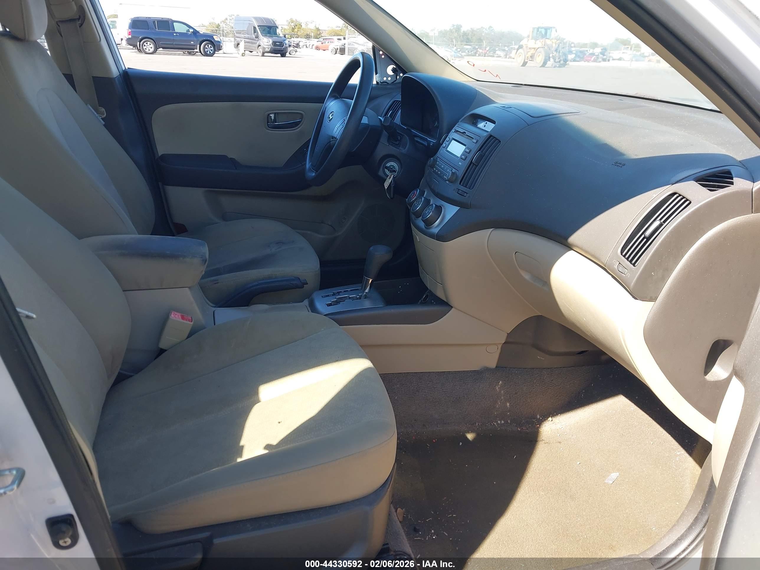 HYUNDAI ELANTRA image 5