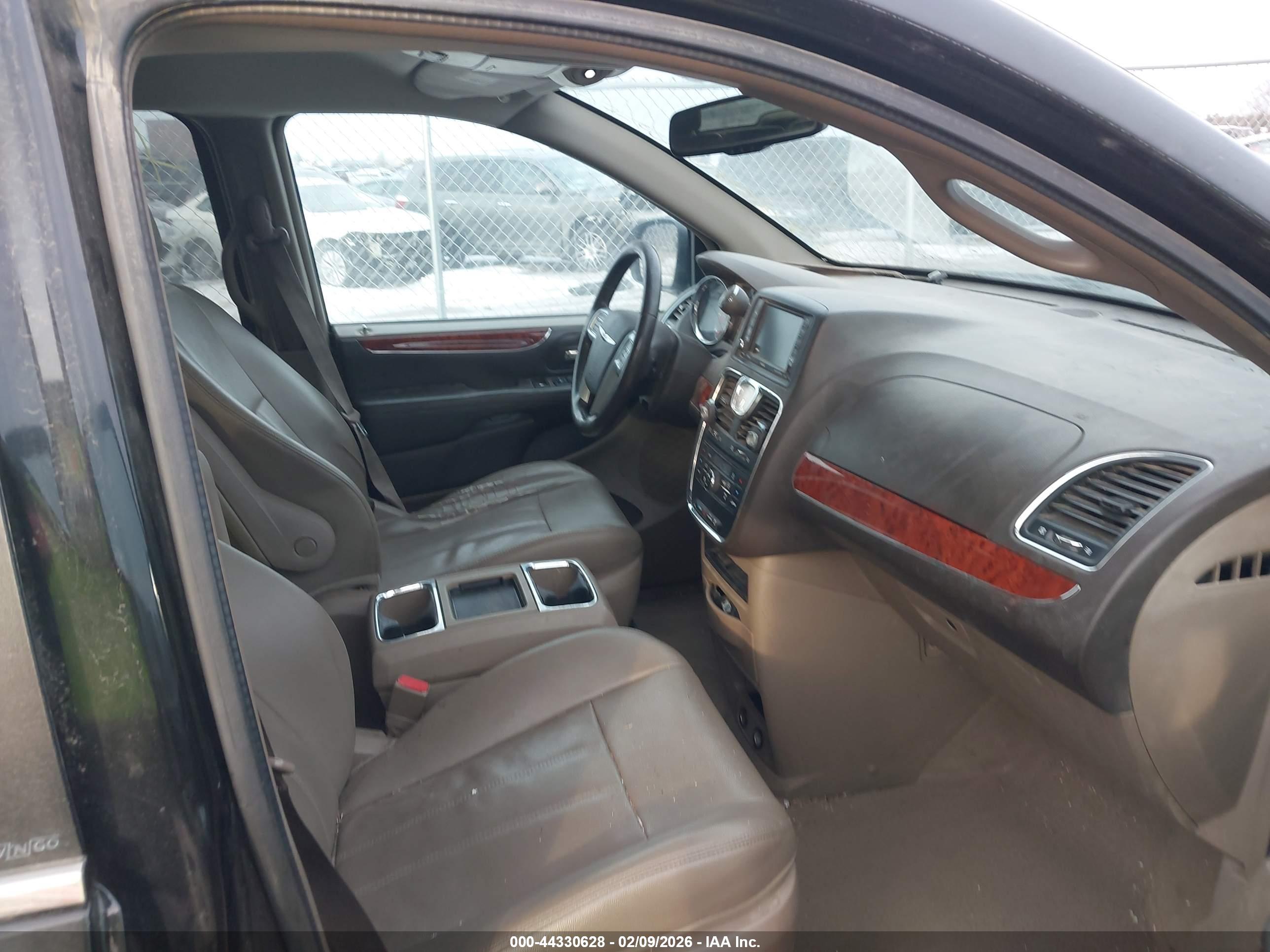 CHRYSLER TOWN image 5