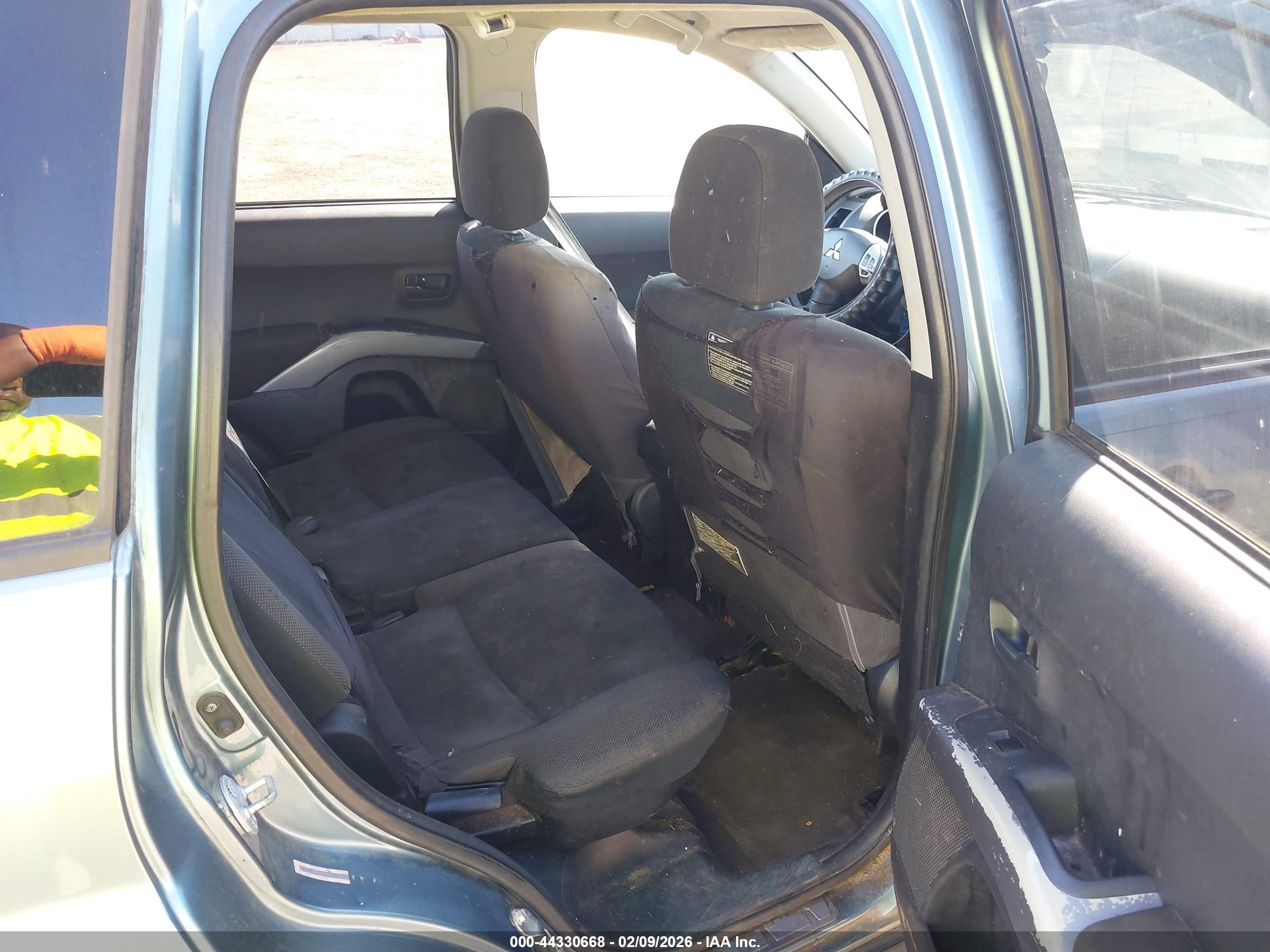MITSUBISHI OUTLANDER image 8